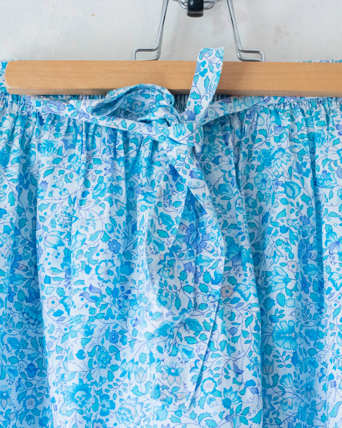 Floral shirt and skirt in shades of light blue | 10-11 years