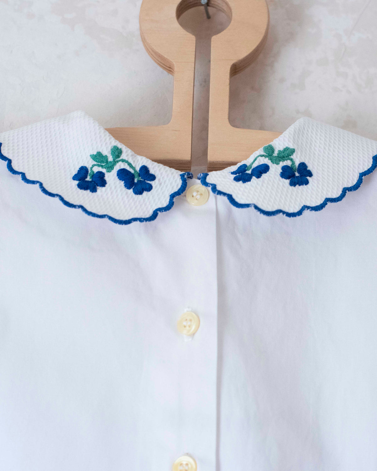 White shirt with embroidered flowers on the collar | 5-6 years