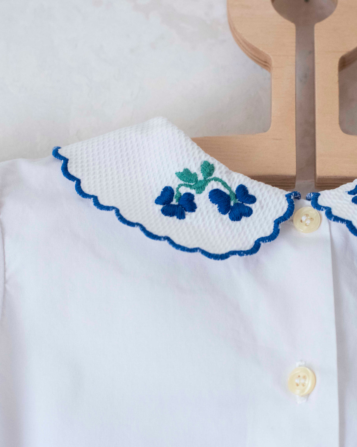 White shirt with embroidered flowers on the collar | 5-6 years