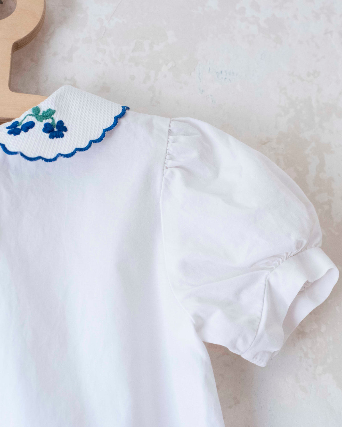 White shirt with embroidered flowers on the collar | 5-6 years