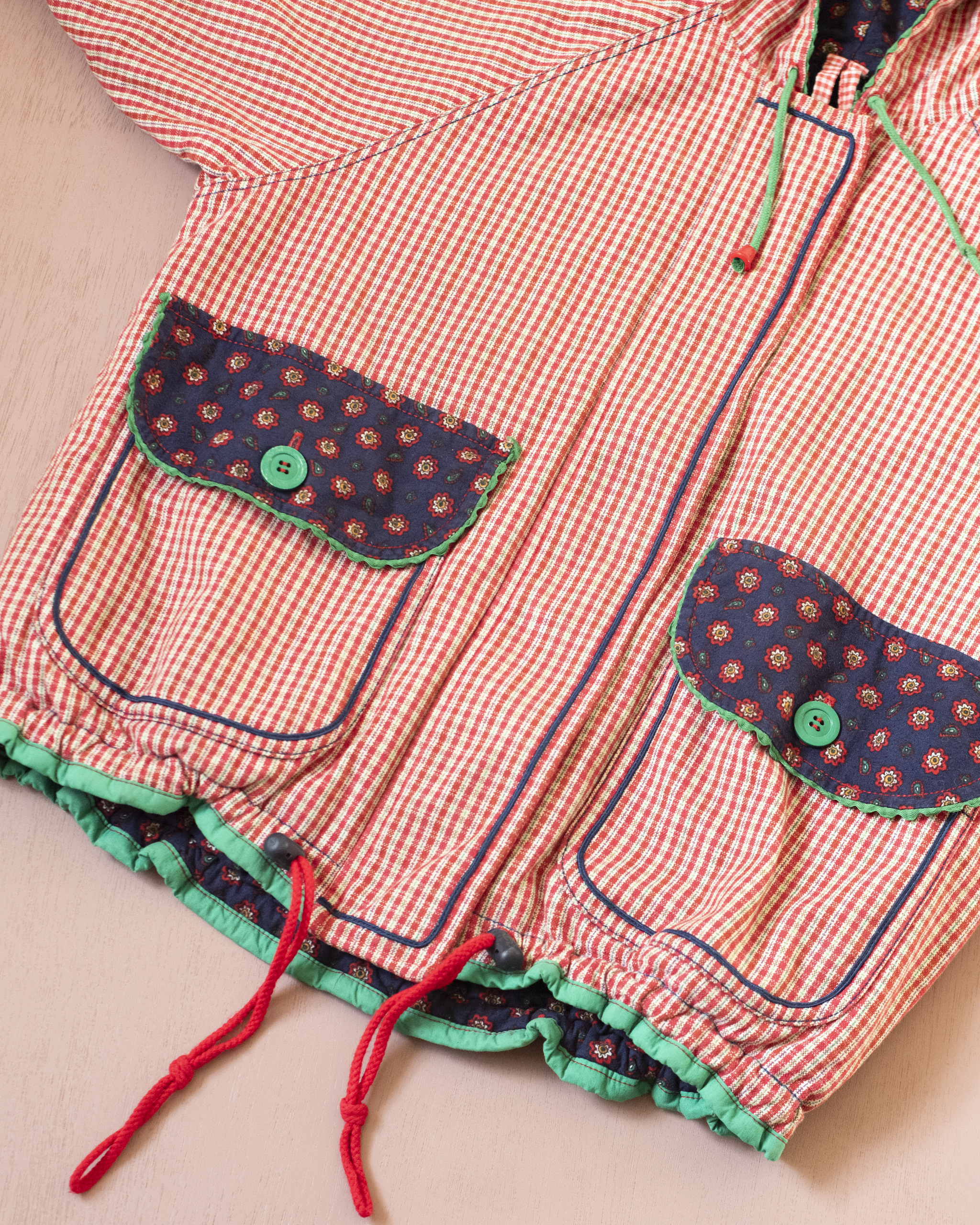 ז׳קט משובץ עם פרחים וכובע מחודד | 5-6 שנים