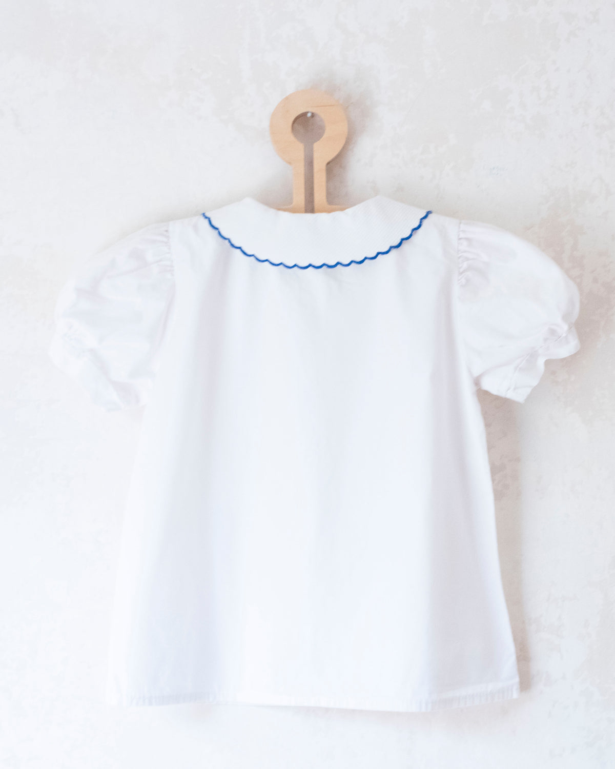 White shirt with embroidered flowers on the collar | 5-6 years