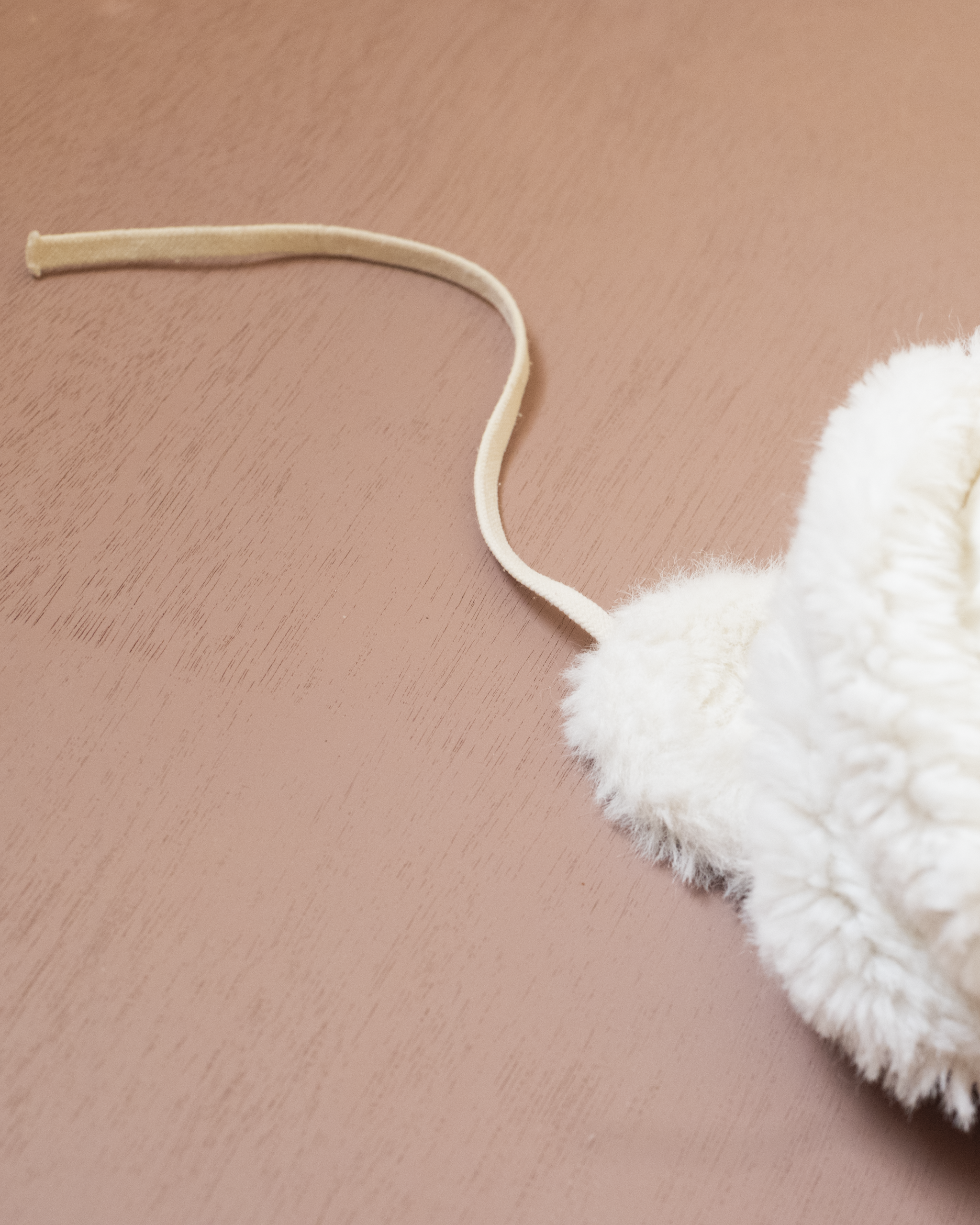 כובע פרווה לבן מבית איב סאן לורן | 6-12 חודשים