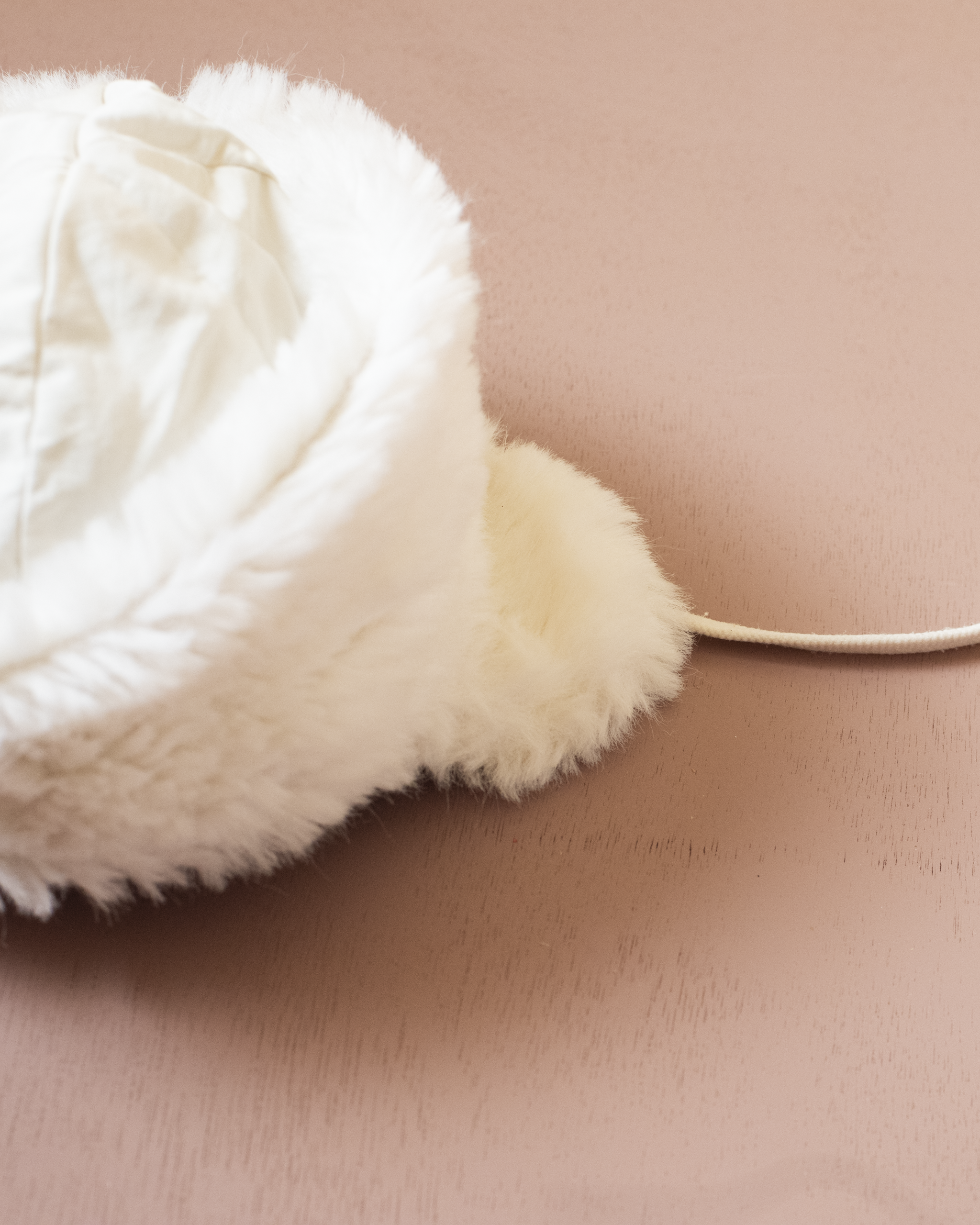 כובע פרווה לבן מבית איב סאן לורן | 6-12 חודשים
