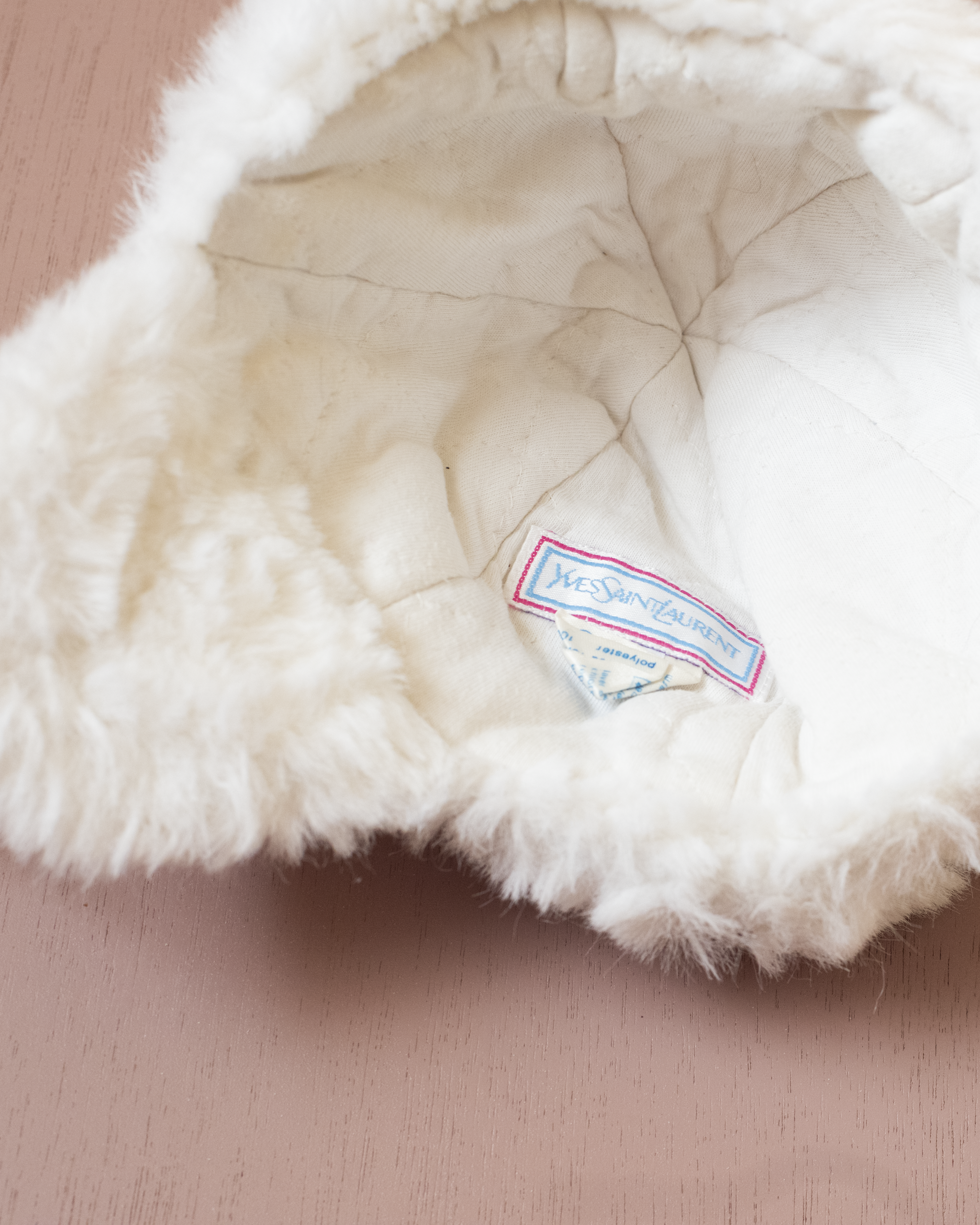 כובע פרווה לבן מבית איב סאן לורן | 6-12 חודשים