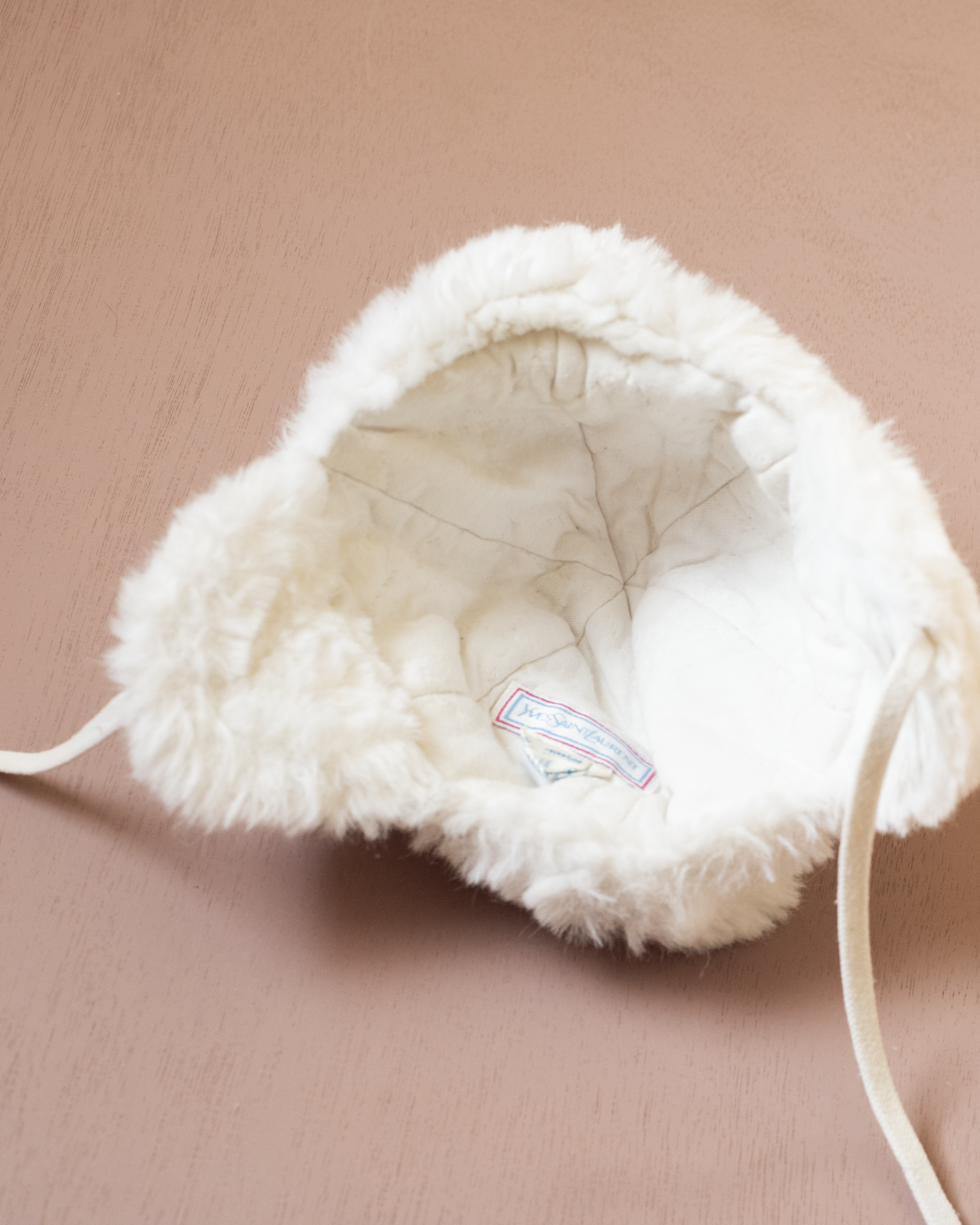 כובע פרווה לבן מבית איב סאן לורן | 6-12 חודשים