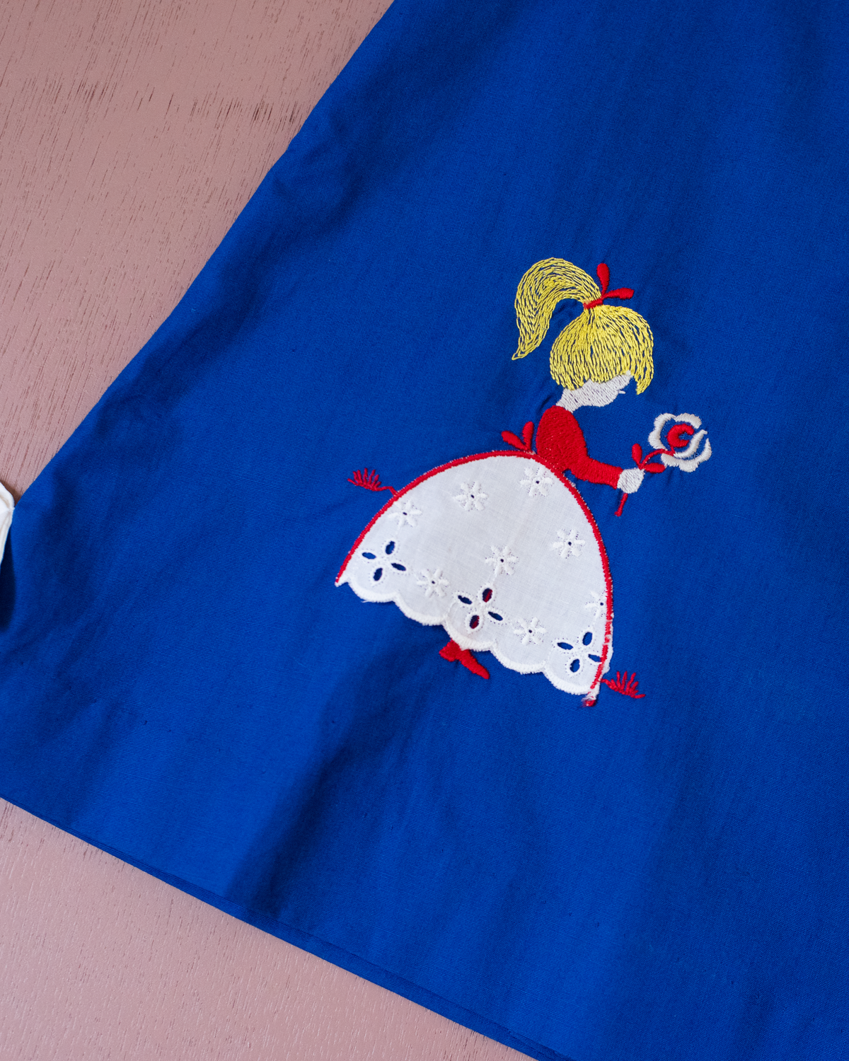 Blue dress with girl and flower embroidery | French deadstock from the sixties | 9-12 months