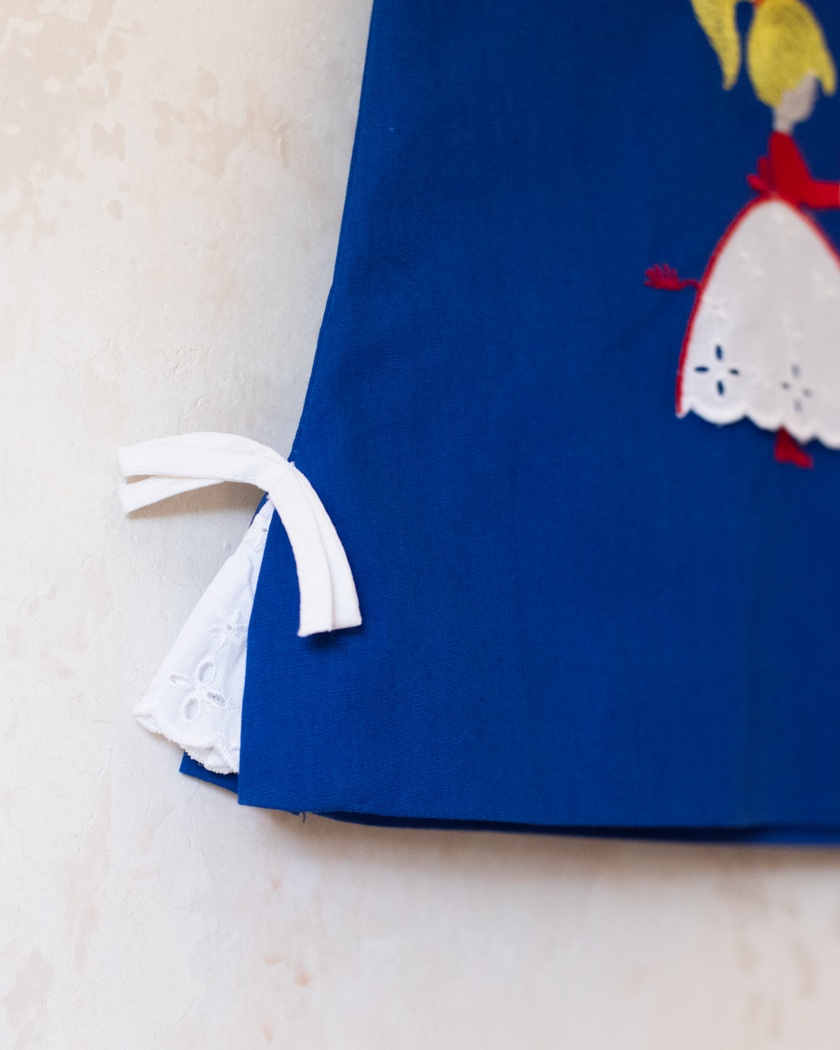 Blue dress with girl and flower embroidery | French deadstock from the sixties | 9-12 months