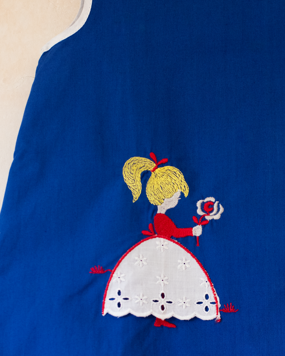 Blue dress with girl and flower embroidery | French deadstock from the sixties | 9-12 months