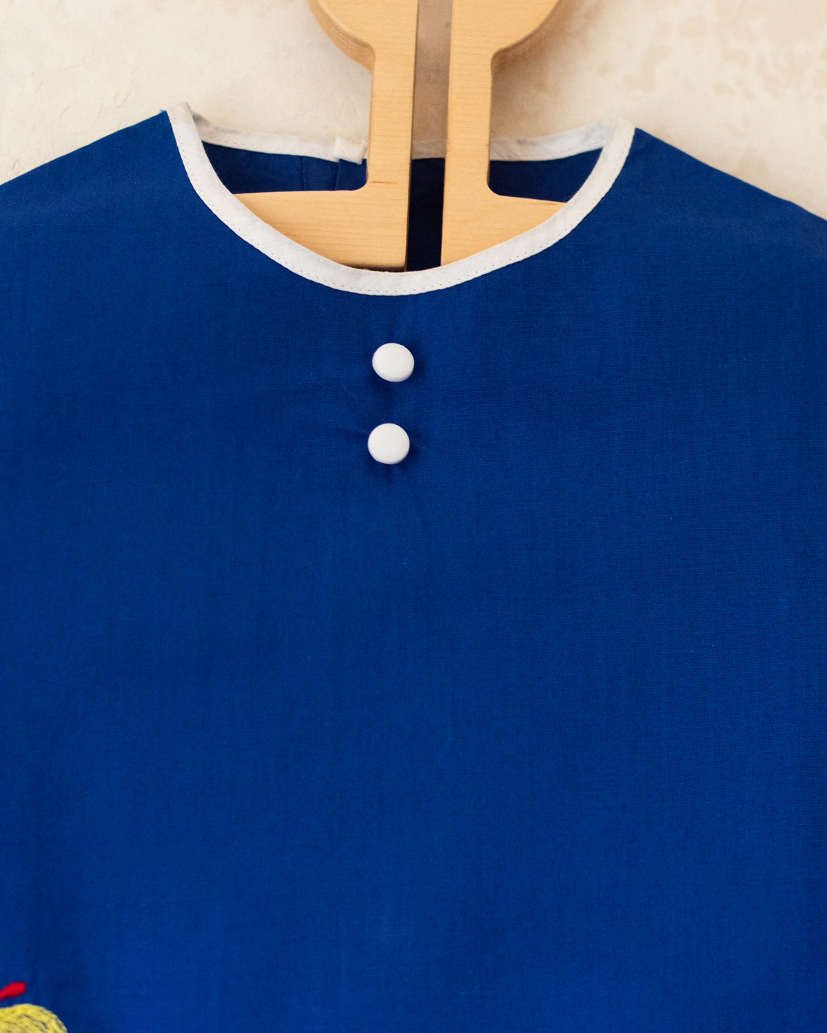 Blue dress with girl and flower embroidery | French deadstock from the sixties | 9-12 months
