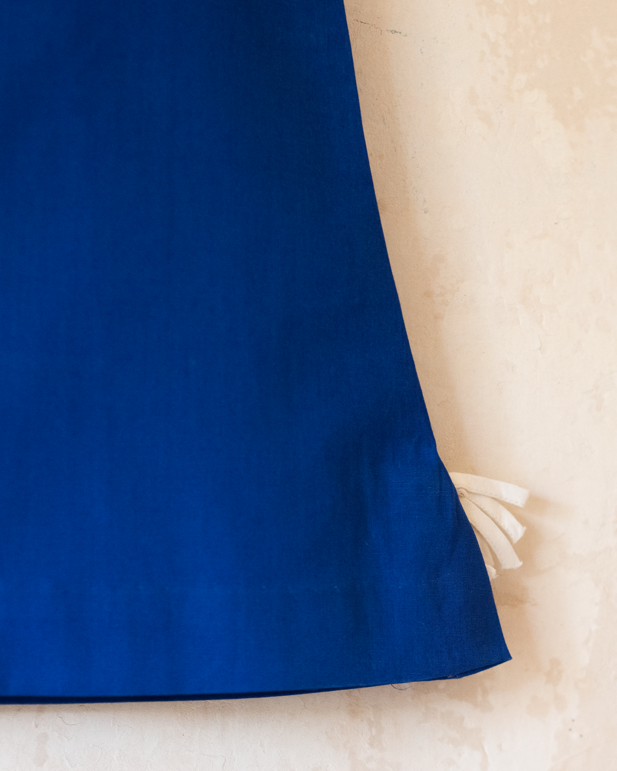 Blue dress with girl and flower embroidery | French deadstock from the sixties | 9-12 months