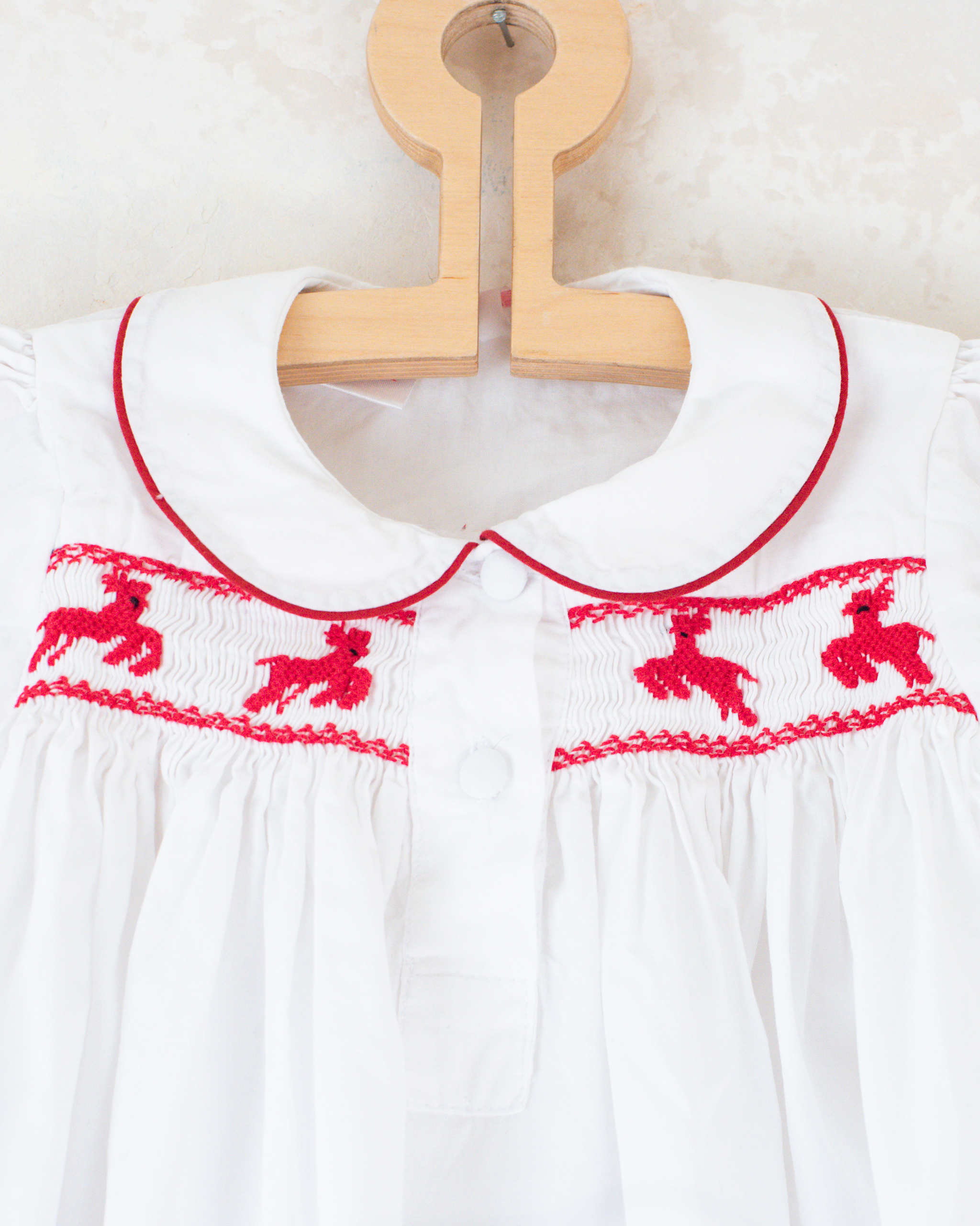 חולצה לבנה עם איילים אדומים רקומים | 18-24 חודשים