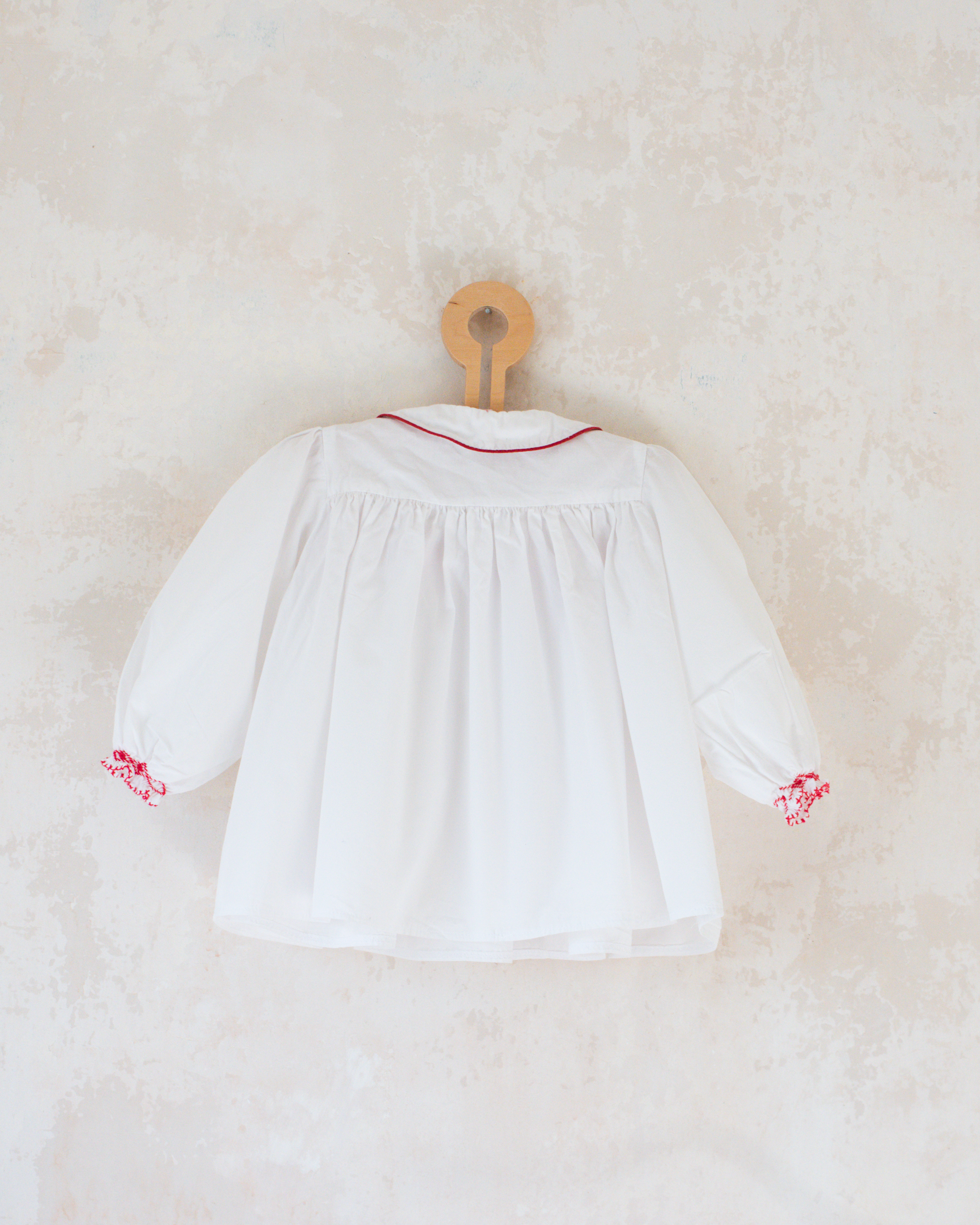 חולצה לבנה עם איילים אדומים רקומים | 18-24 חודשים