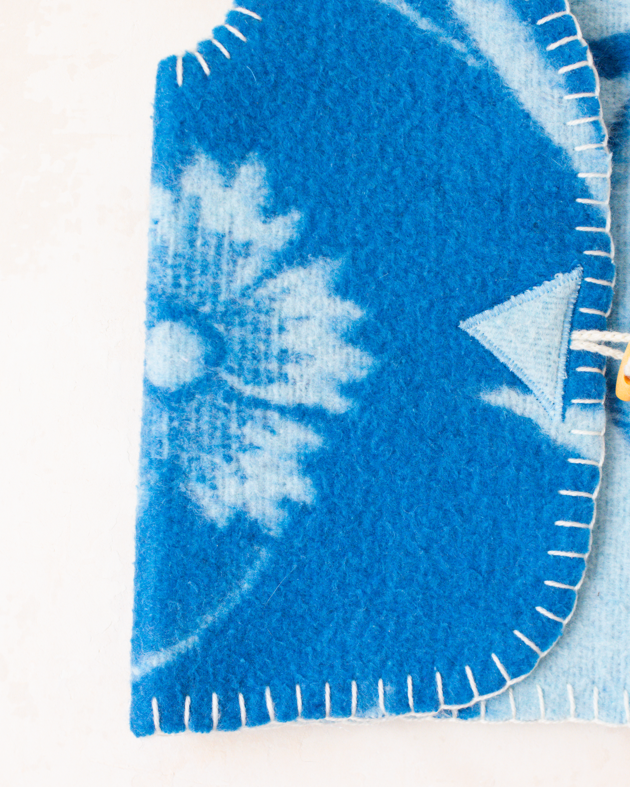 אפודת צמר ממוחדשת כחולה פרחונית | 6-7 שנים