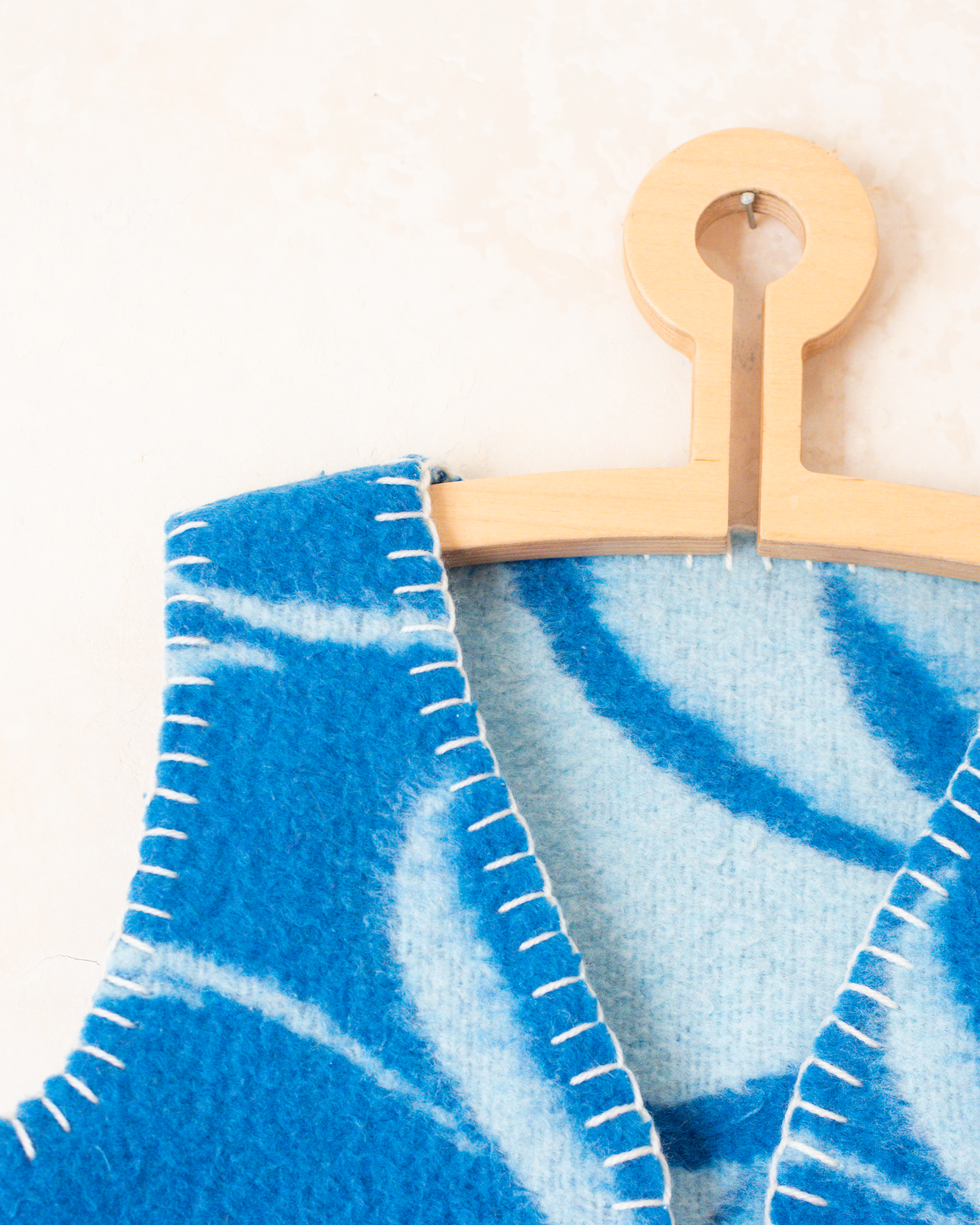 אפודת צמר ממוחדשת כחולה פרחונית | 6-7 שנים