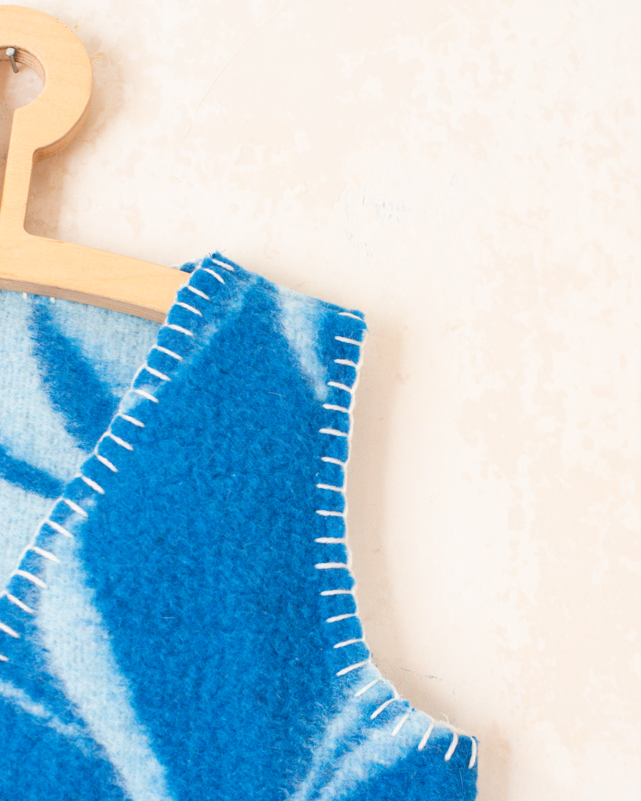 אפודת צמר ממוחדשת כחולה פרחונית | 6-7 שנים