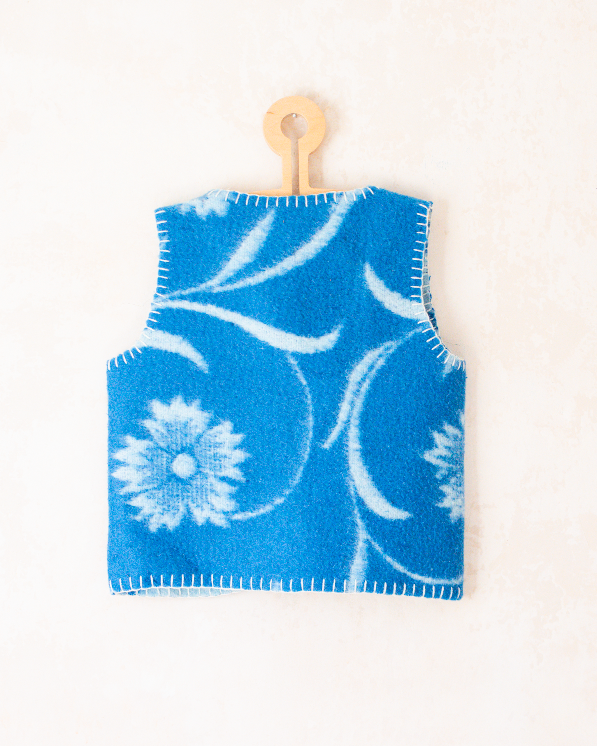 אפודת צמר ממוחדשת כחולה פרחונית | 6-7 שנים