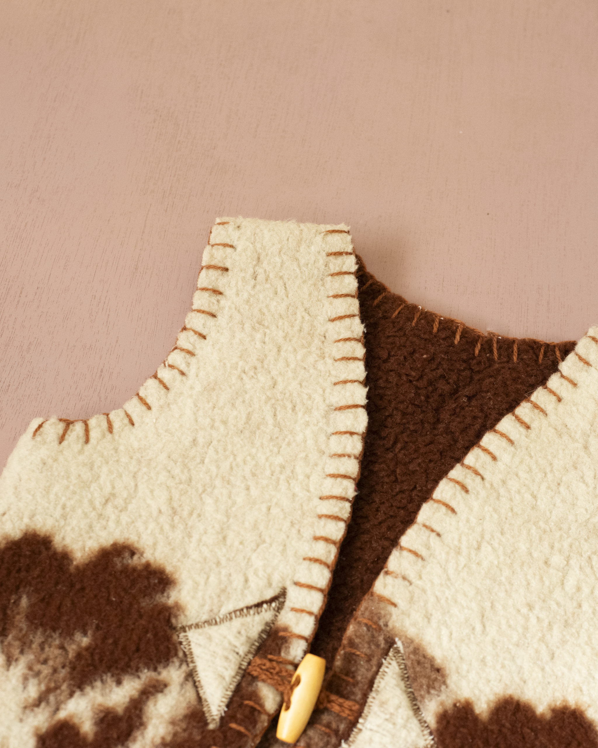 אפודת צמר ממוחדשת בז׳ עם פרחים | 9-12 חודשים