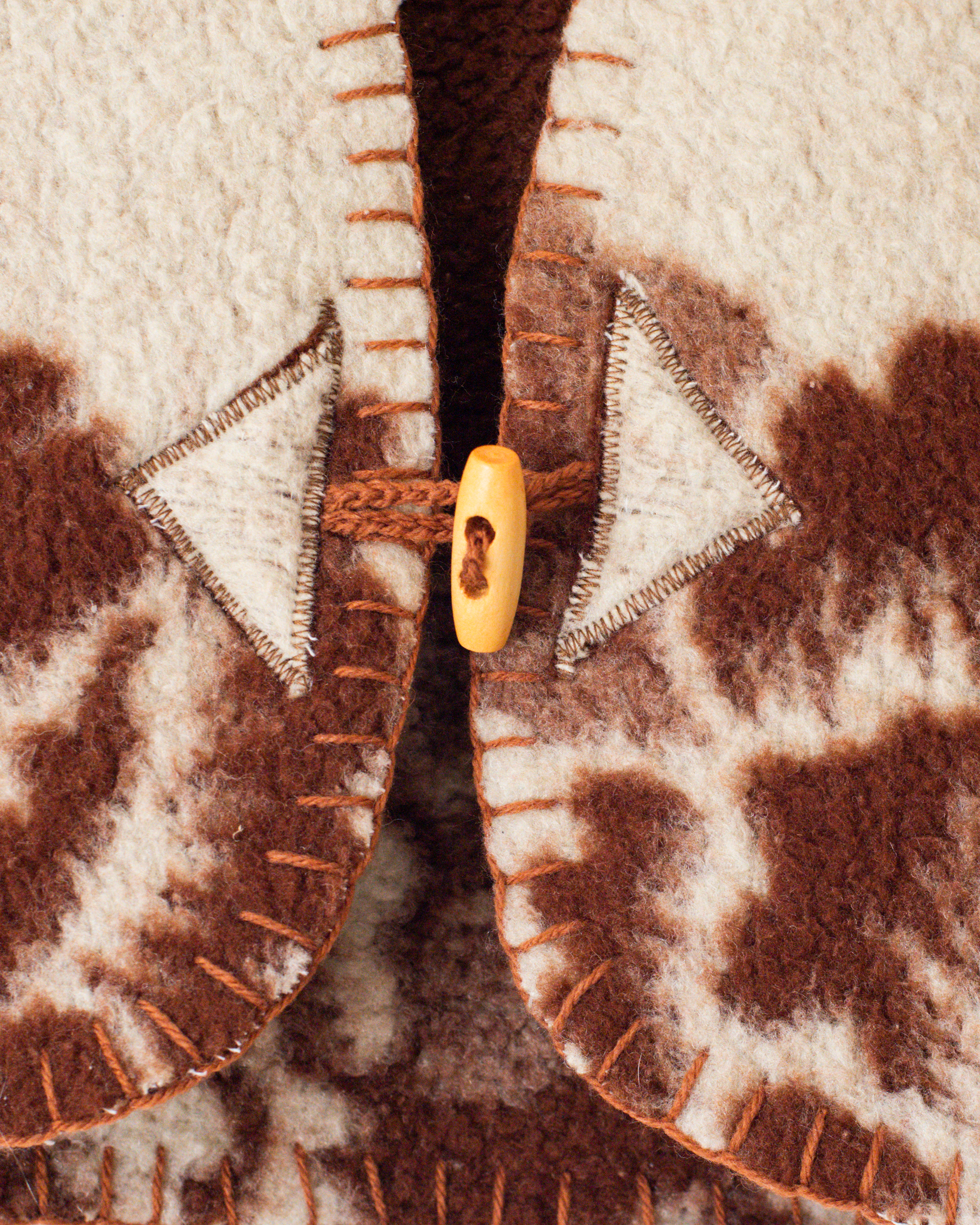 אפודת צמר ממוחדשת בז׳ עם פרחים | 9-12 חודשים