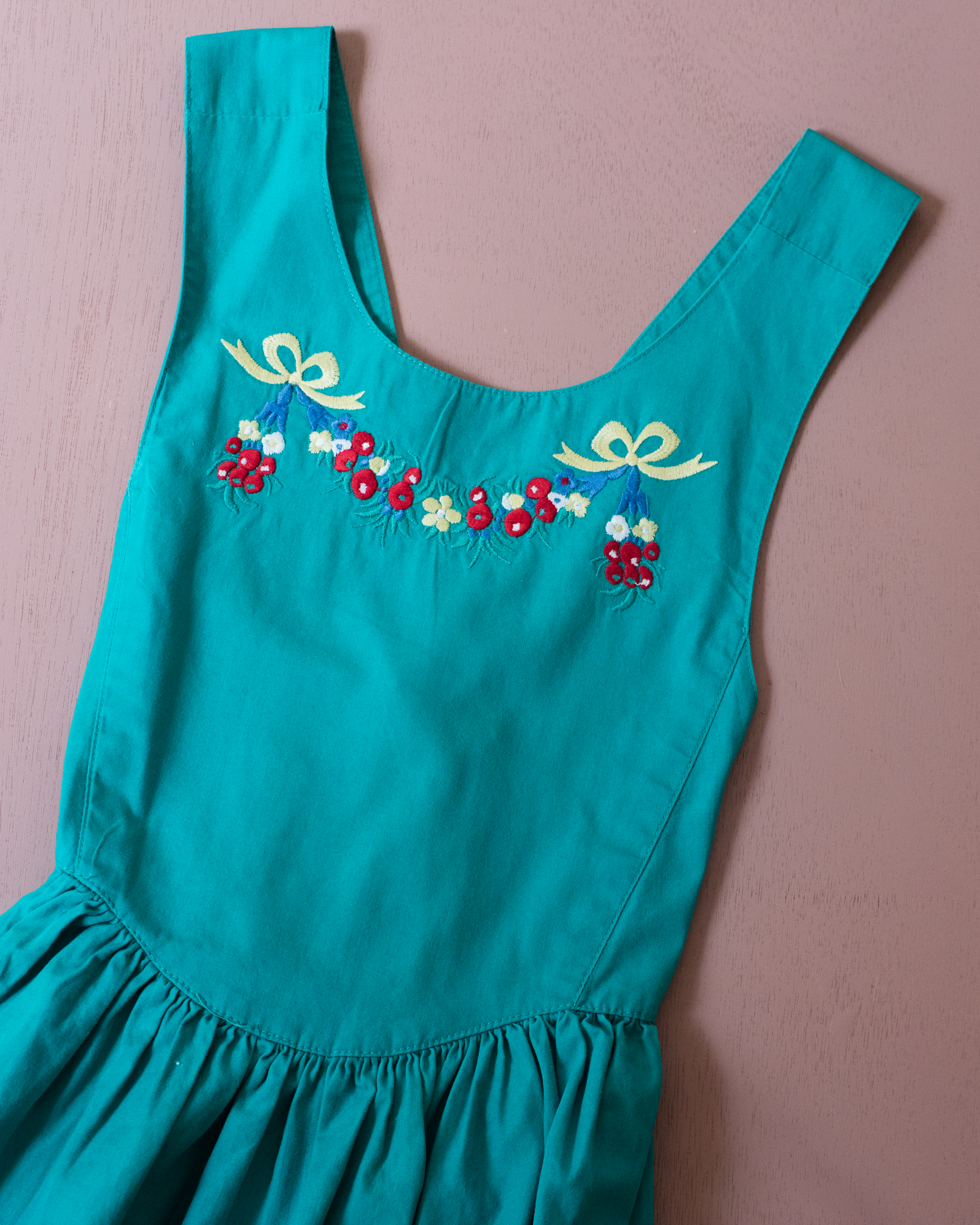 שמלה ירוקה יפיפייה עם רקמת פרחים | 7-8 שנים