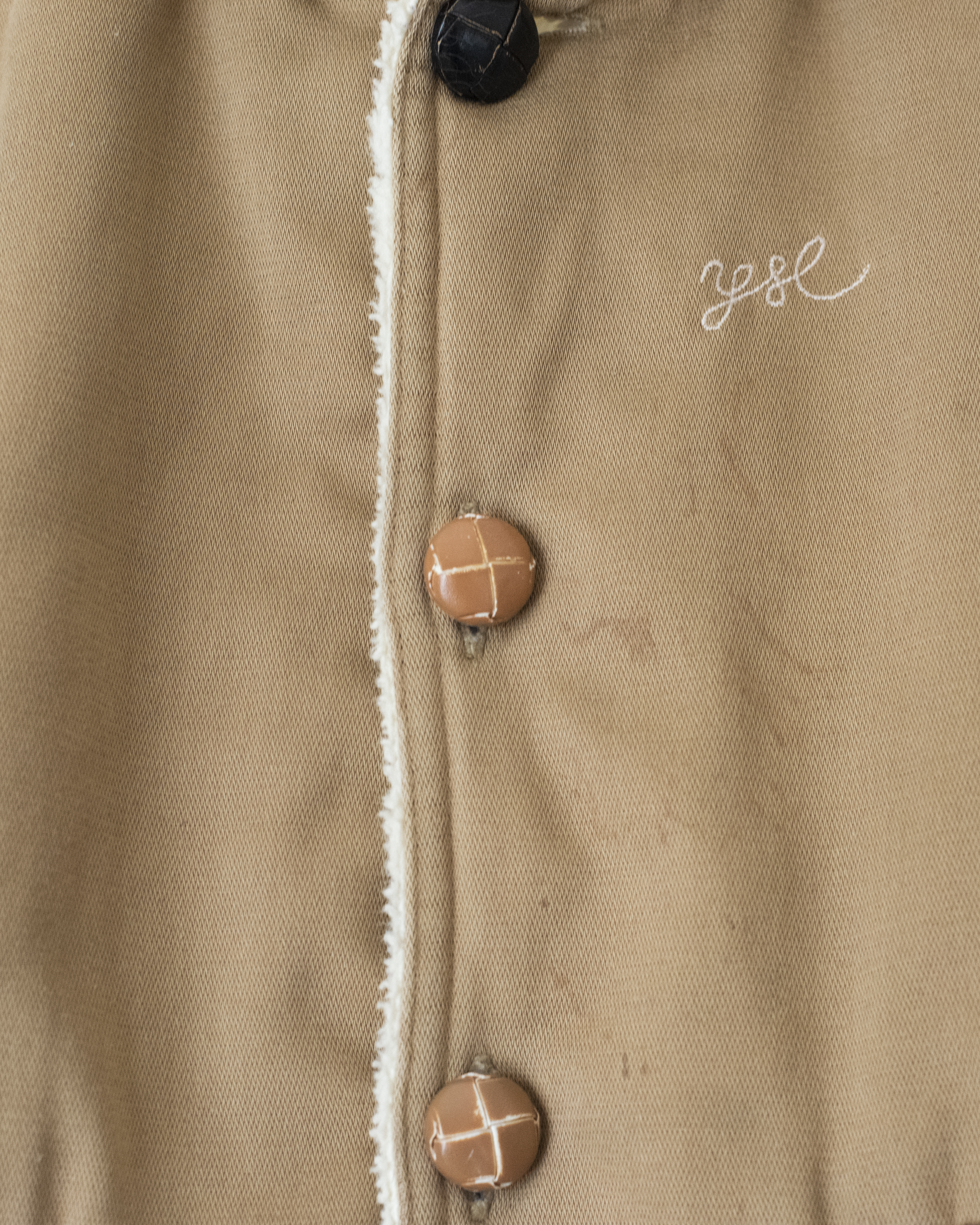 מעיל חום עם פרווה מבית איב סאן לורן עם מס׳ פגמים קלים | 18-24 חודשים