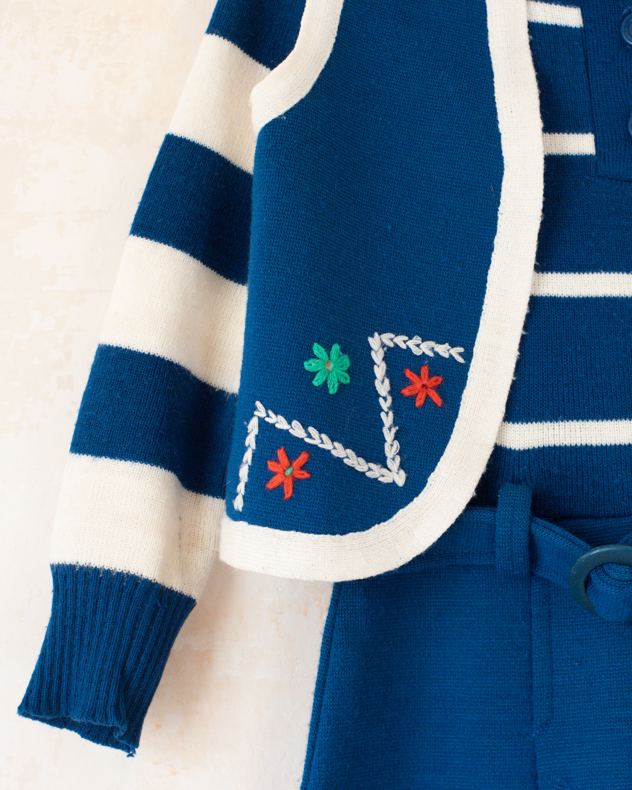 שמלה ואפודה בכחול ולבן עם פרחים | 5-6 שנים