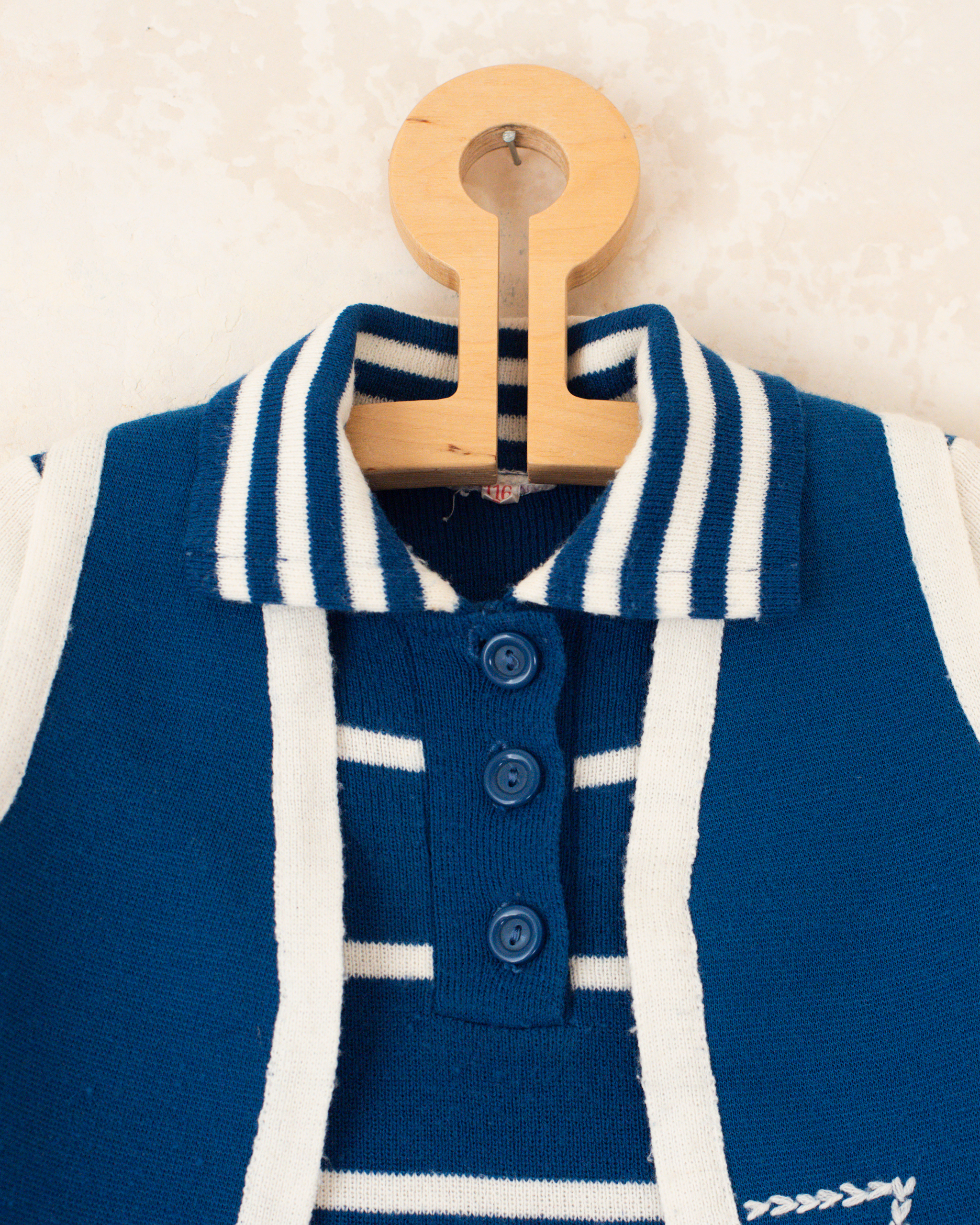 שמלה ואפודה בכחול ולבן עם פרחים | 5-6 שנים