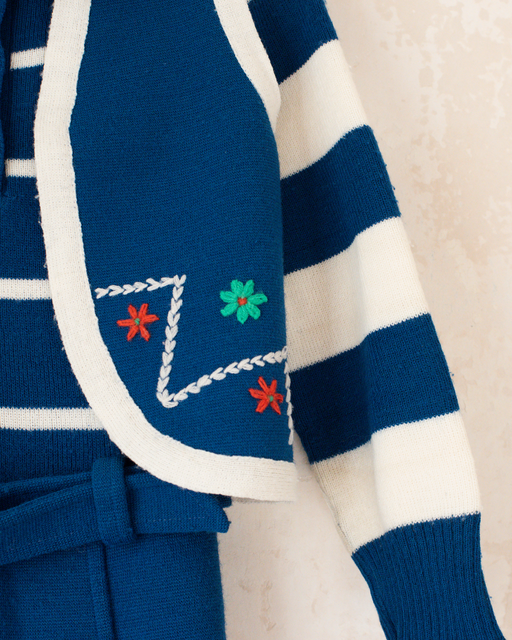 שמלה ואפודה בכחול ולבן עם פרחים | 5-6 שנים