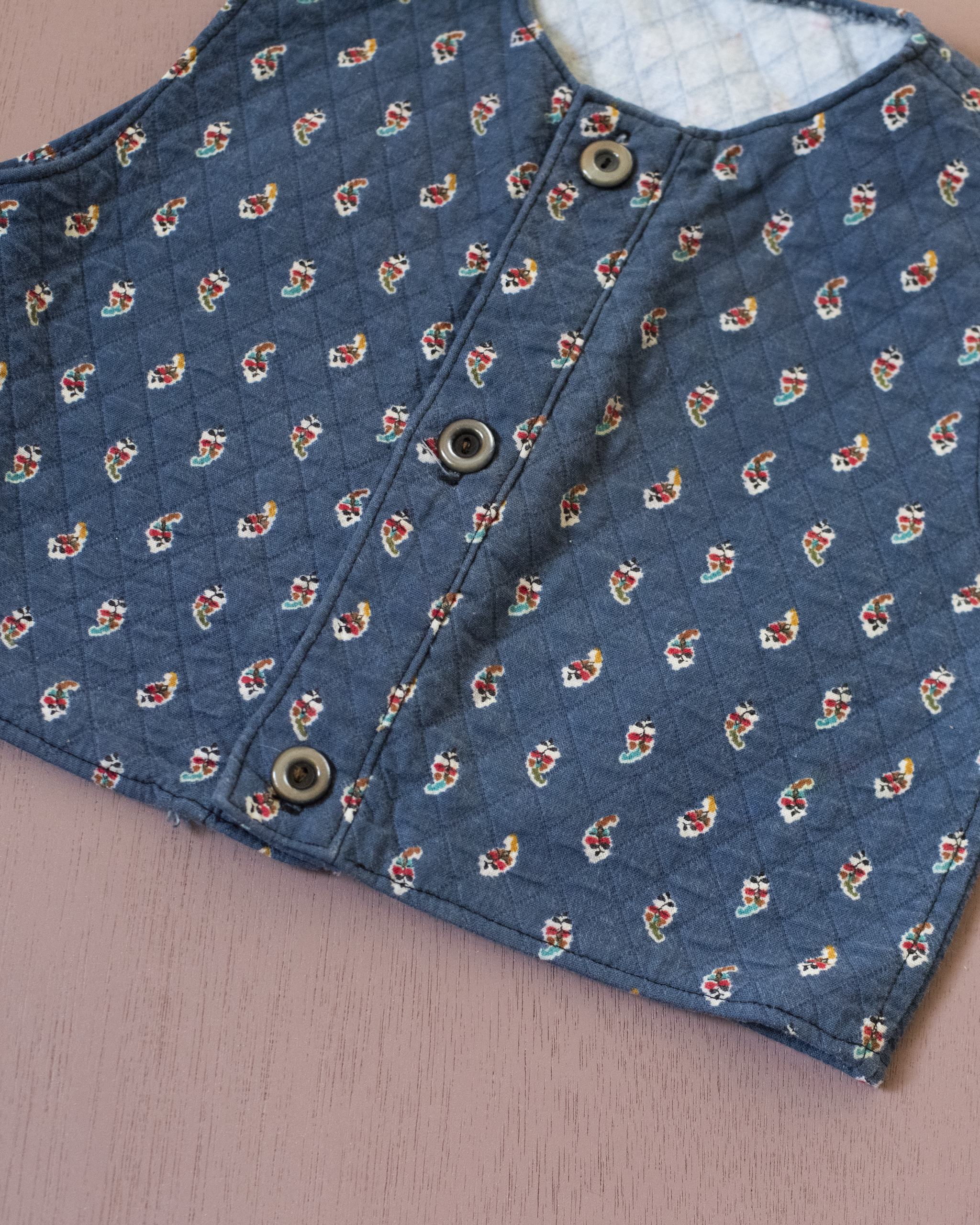 אפודה כחולה עם פייזלי צבעוני | 12-18 חודשים