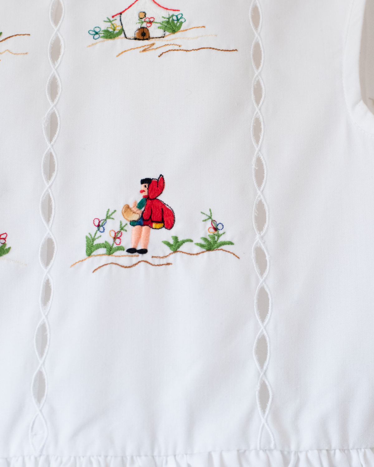 White dress with Little Red Riding Hood embroidery | 4-5 years