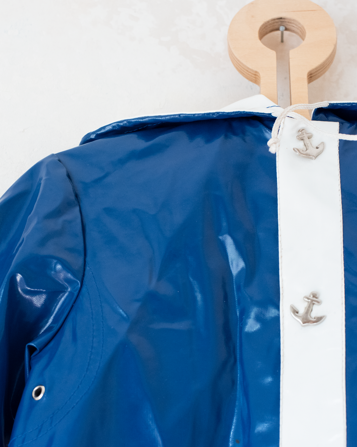 Blue raincoat with anchor buttons | 4-5 years