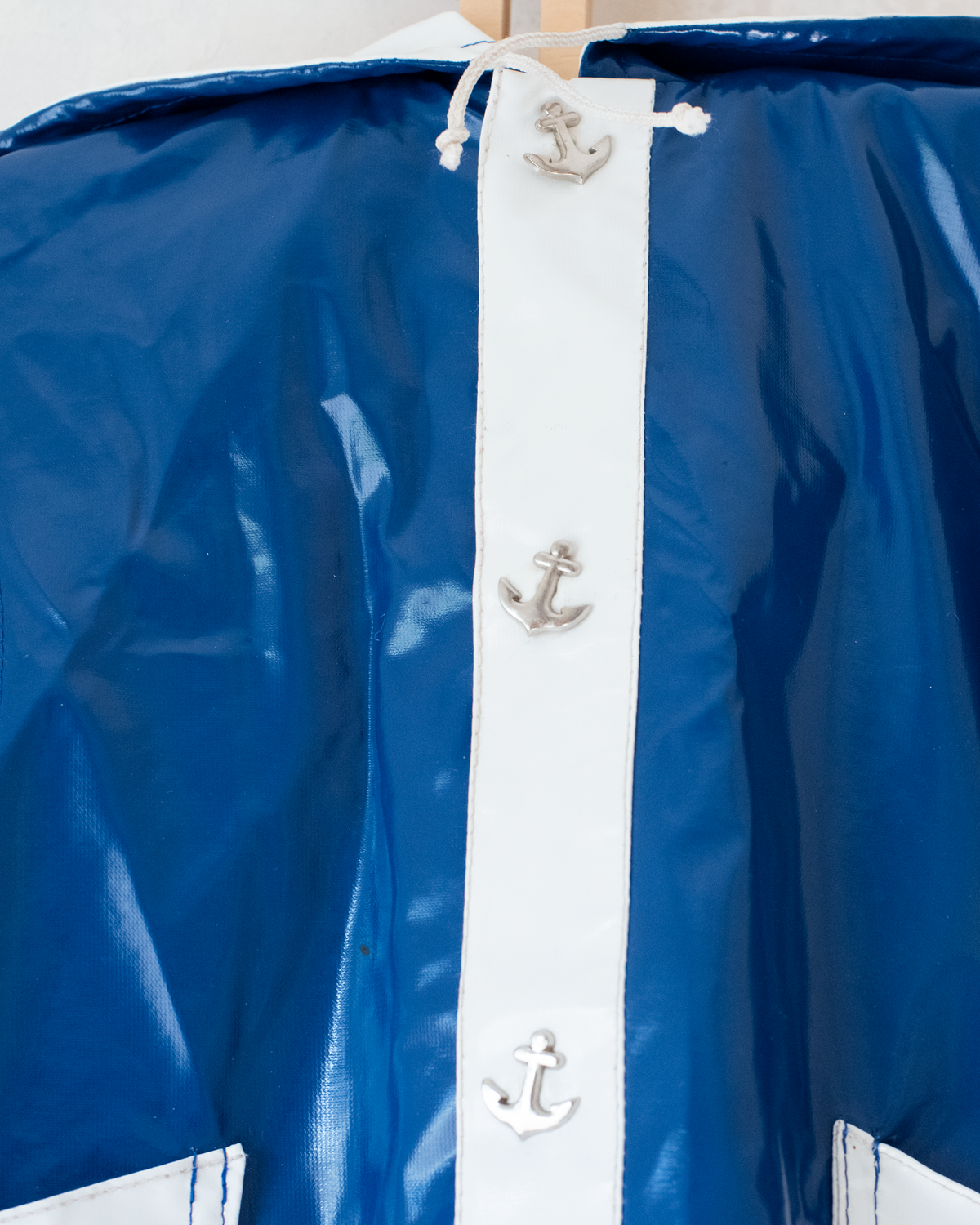 Blue raincoat with anchor buttons | 4-5 years