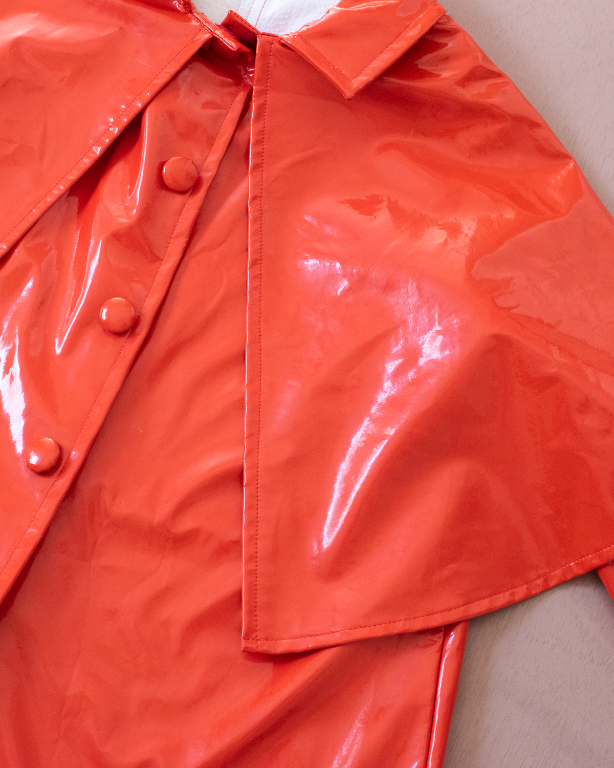 Wide red raincoat with poncho | 8-9 years