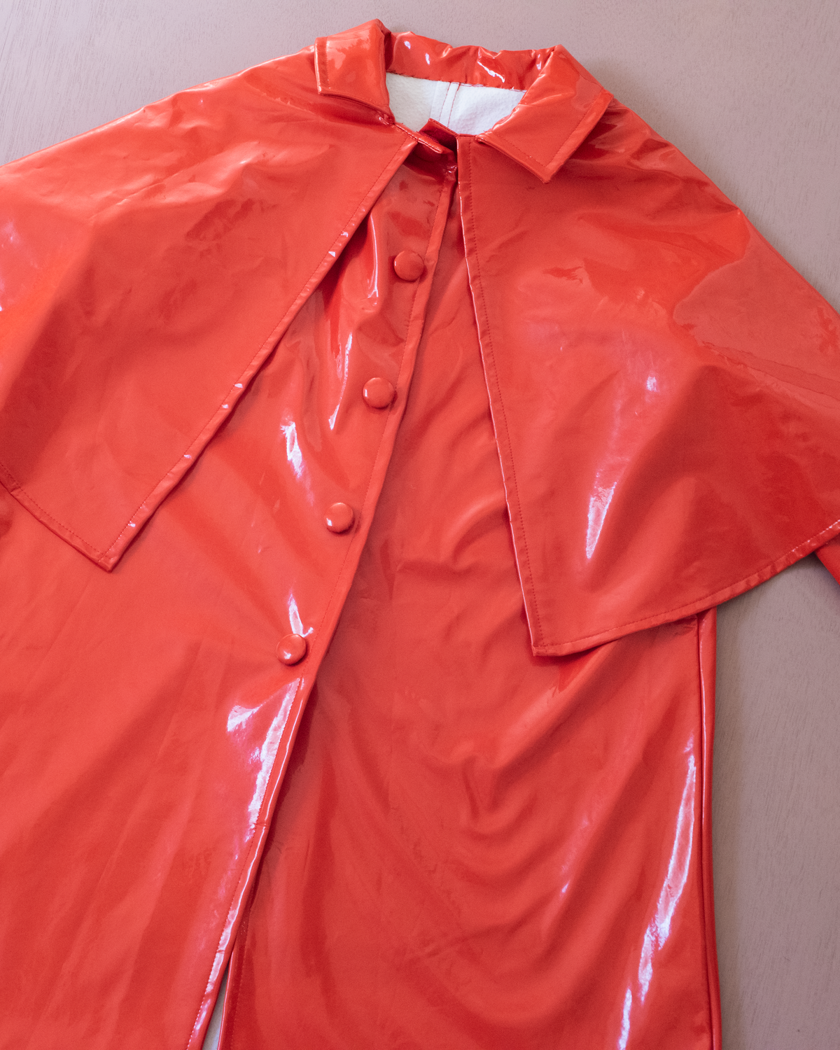 Wide red raincoat with poncho | 8-9 years