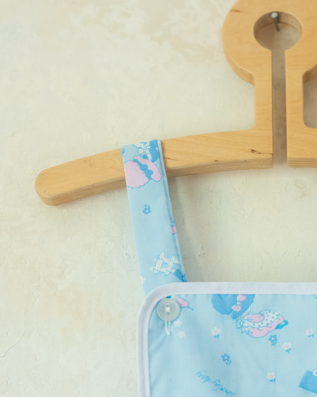 Light blue romper with girls and flowers | 6-9 months