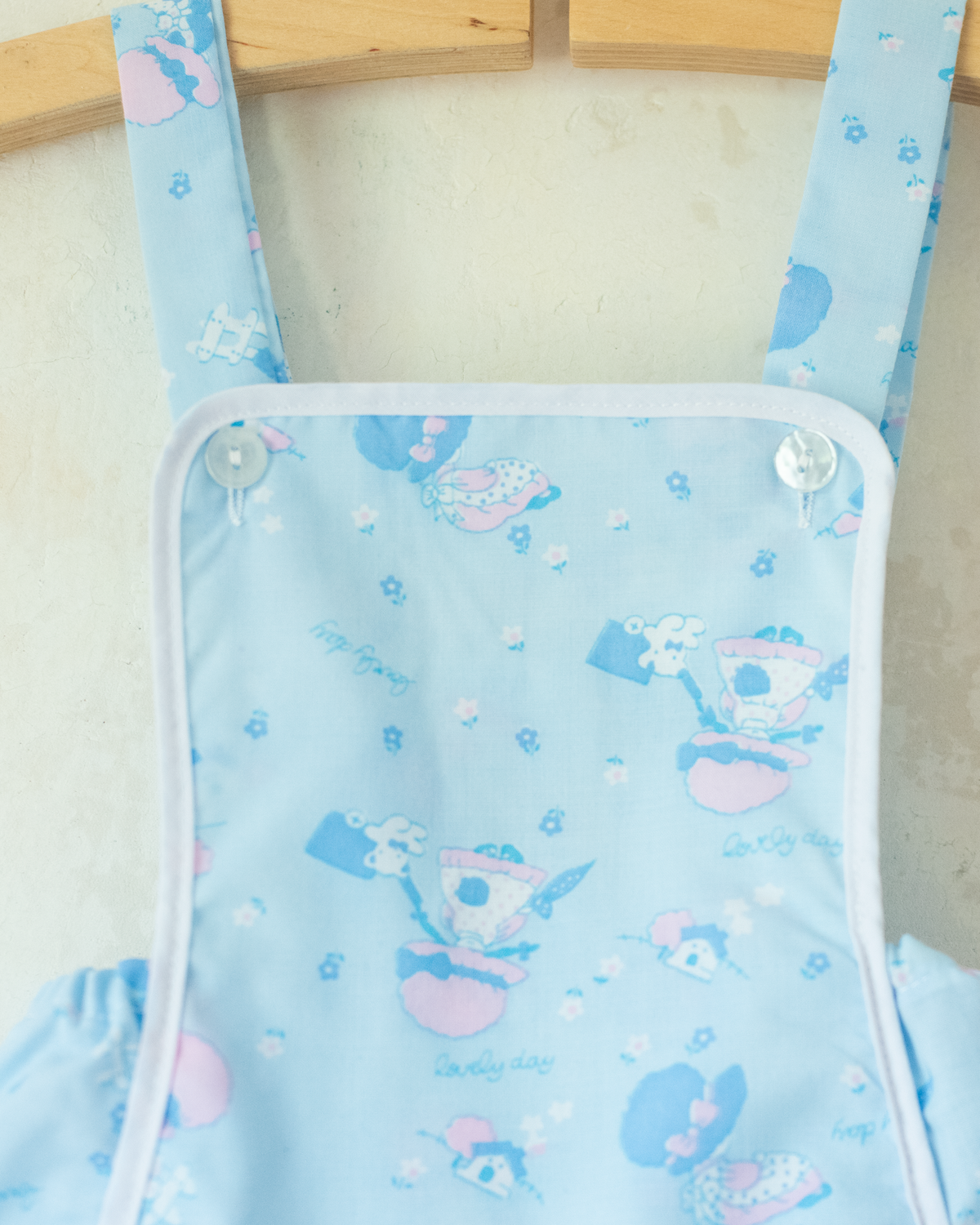Light blue romper with girls and flowers | 6-9 months