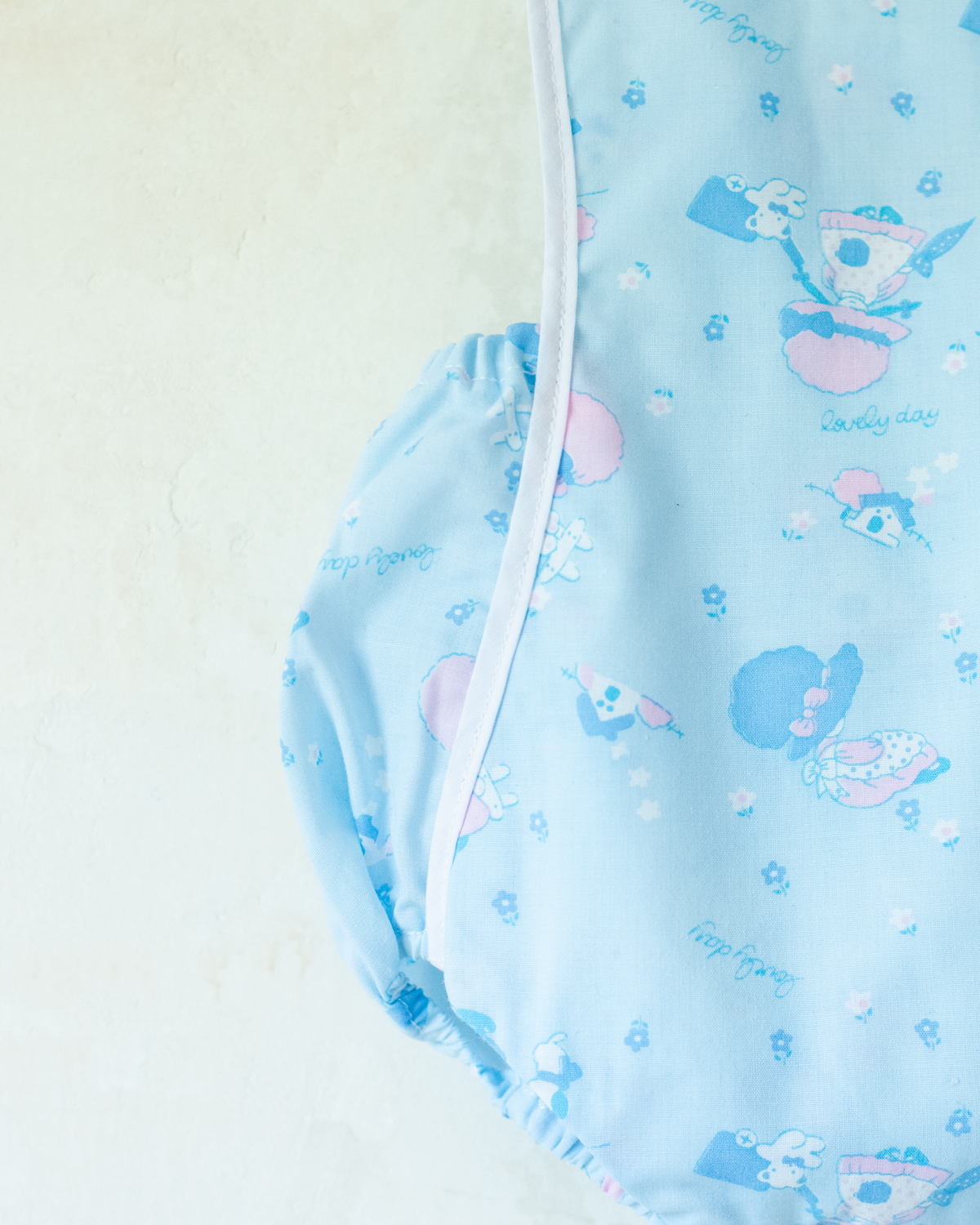 Light blue romper with girls and flowers | 6-9 months