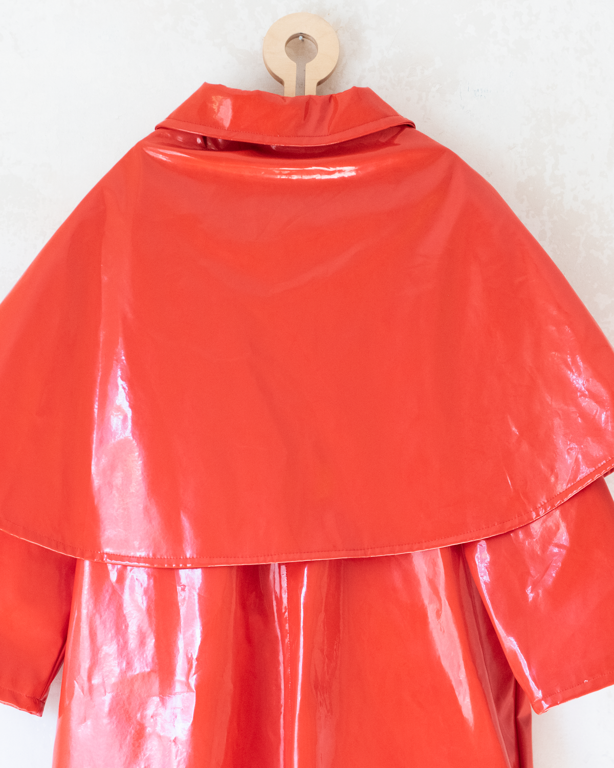 Wide red raincoat with poncho | 8-9 years