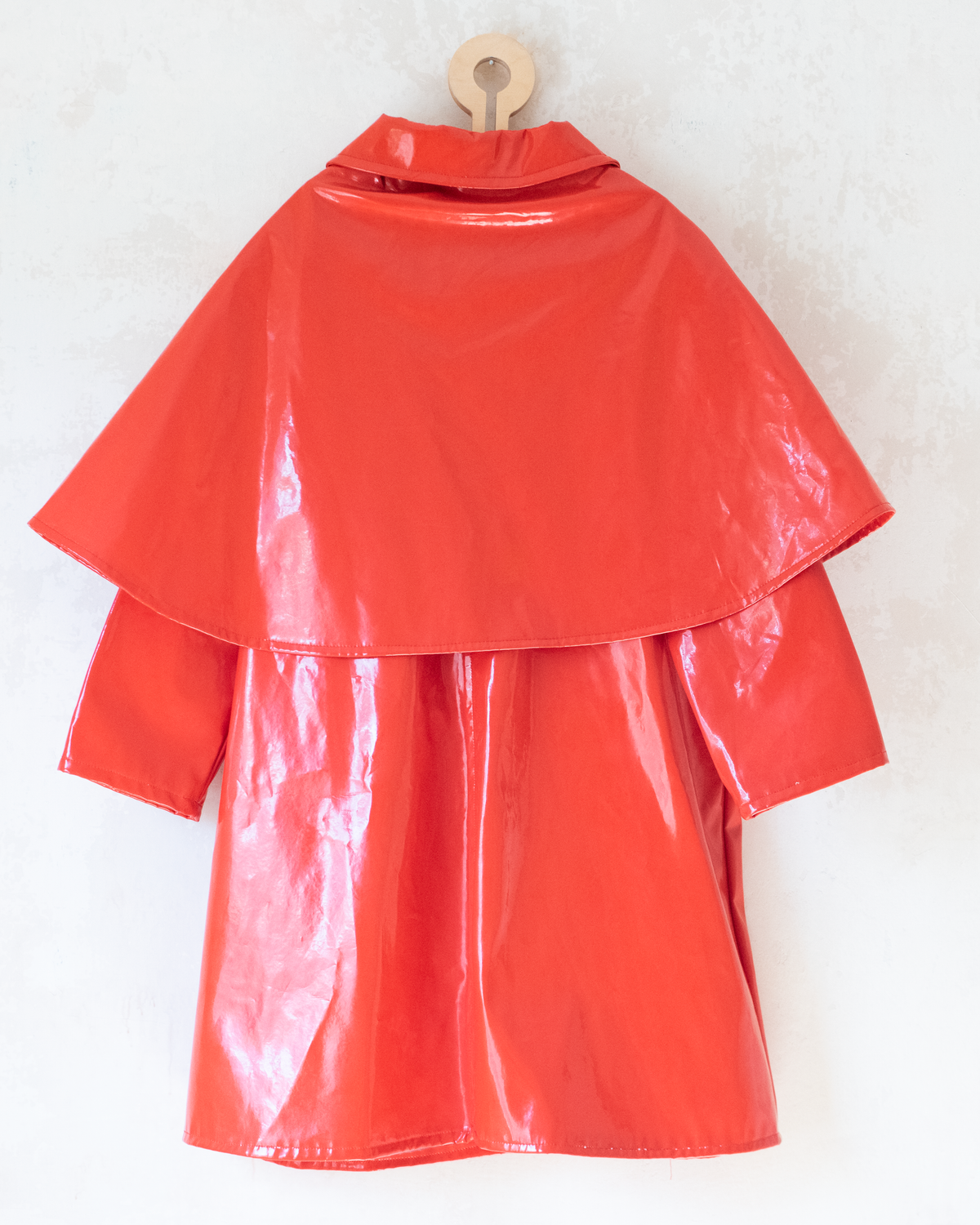 Wide red raincoat with poncho | 8-9 years