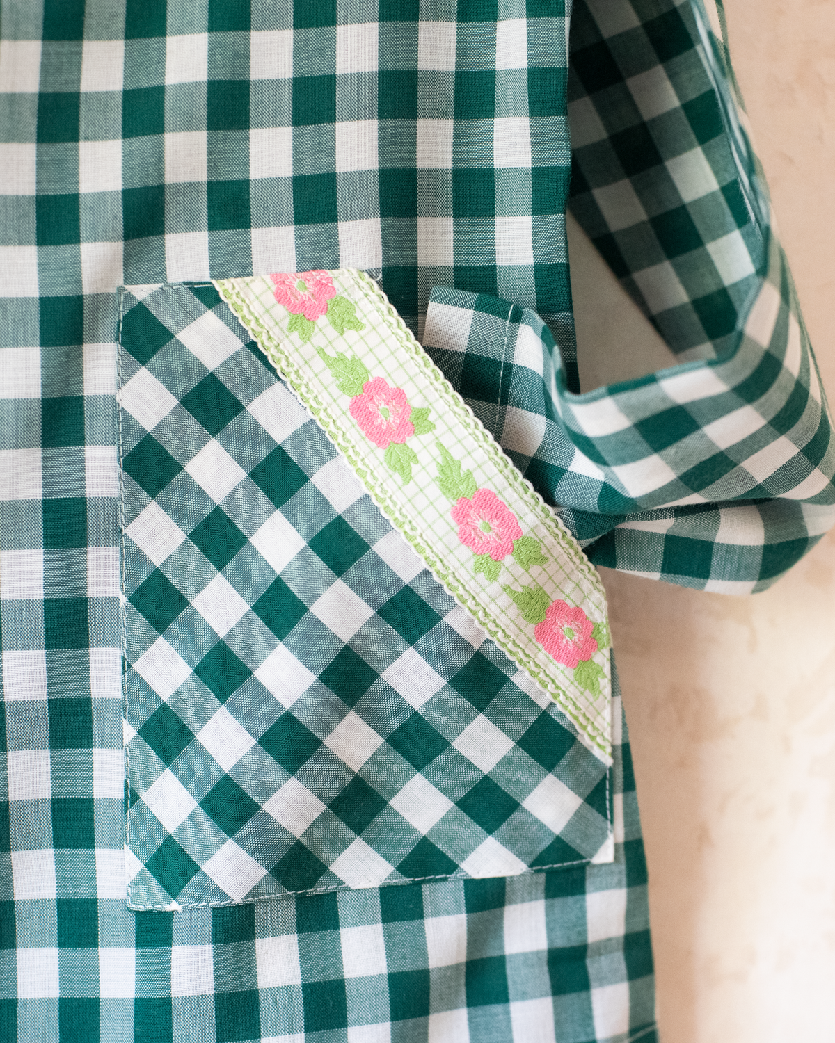 Green and white checkered shirt with flowers | 7-8 years