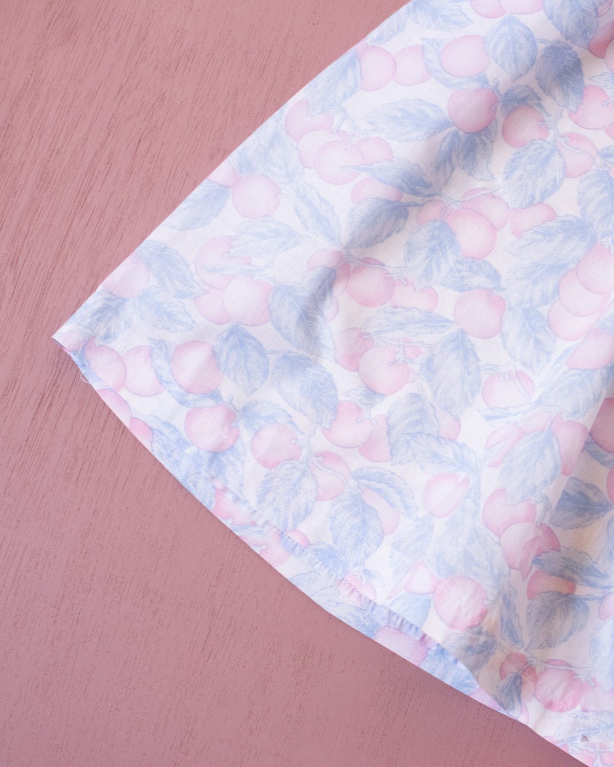 Skirt with leaves and fruits in pastel shades | 10-11 years