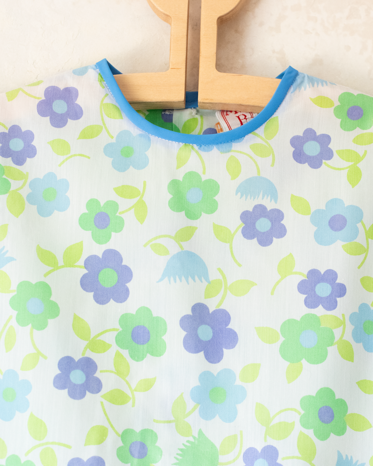 White dress with light blue and green flowers | 5-6 years