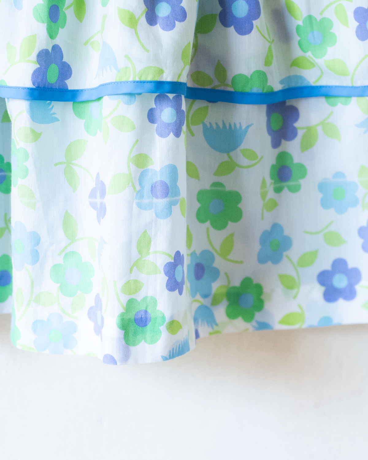 White dress with light blue and green flowers | 5-6 years