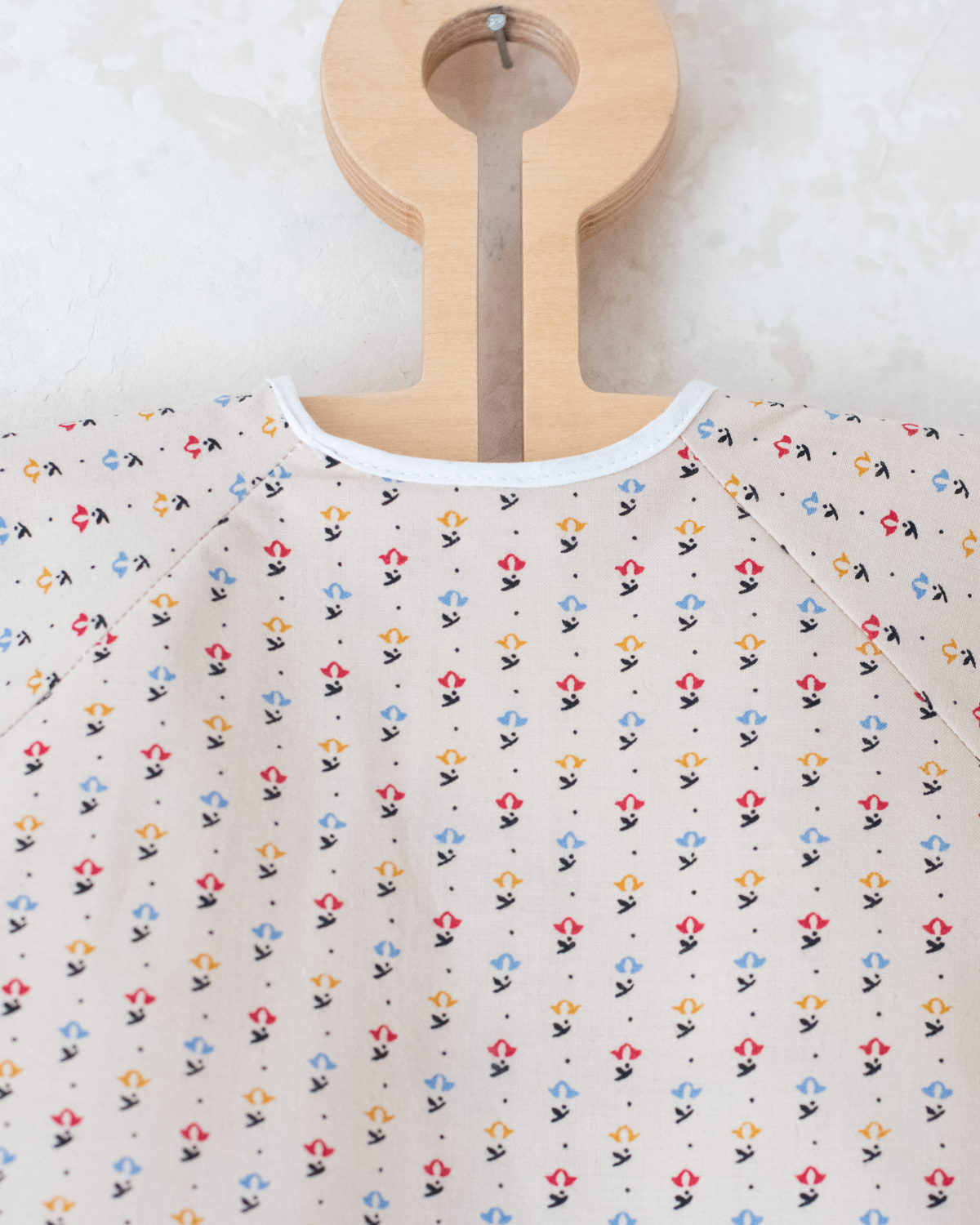 Cream-colored thin shirt with flowers | 3-6 months
