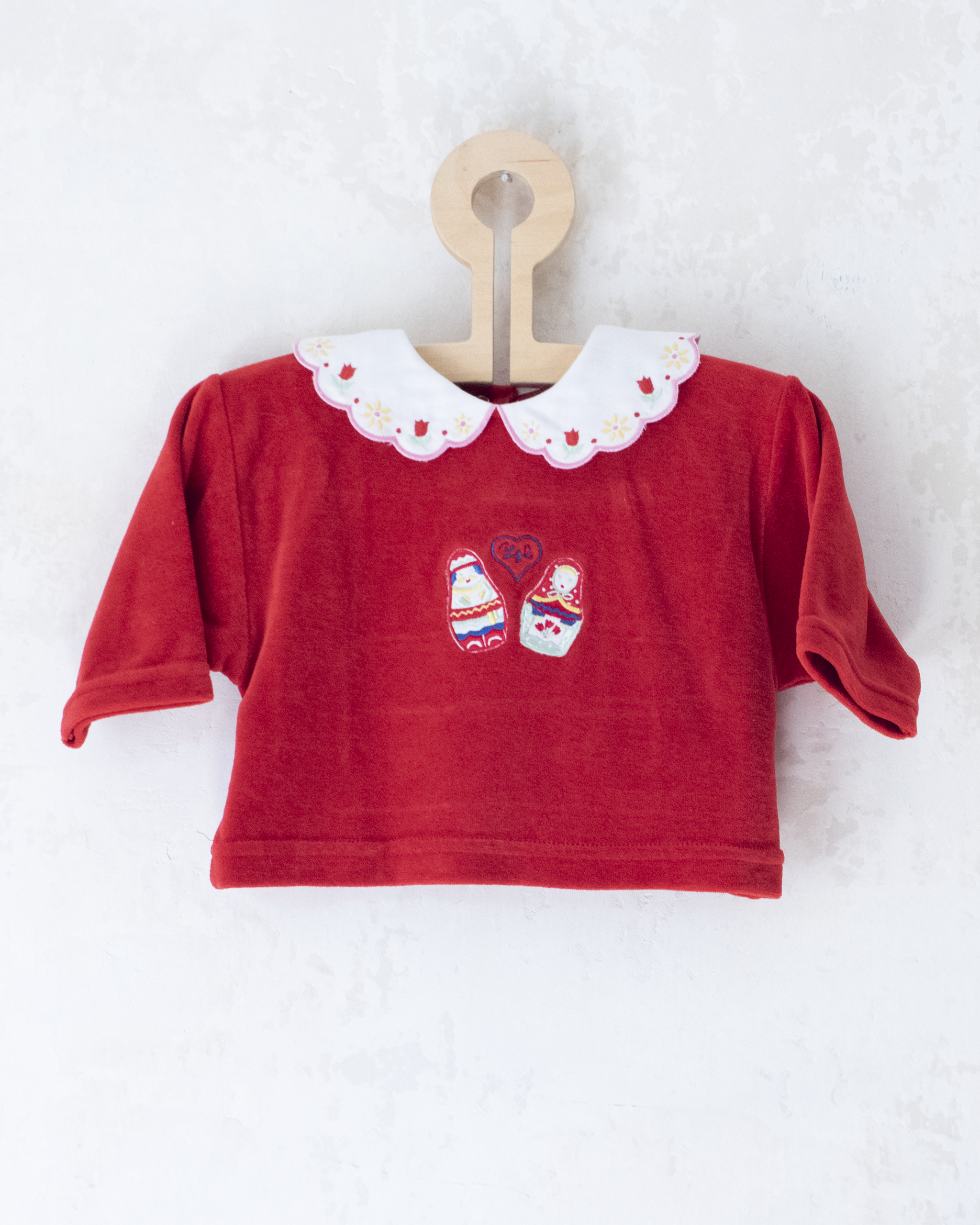 חולצת קטיפה אדומה עם בבושקות מבית איב סאן לורן | 3-6 חודשים