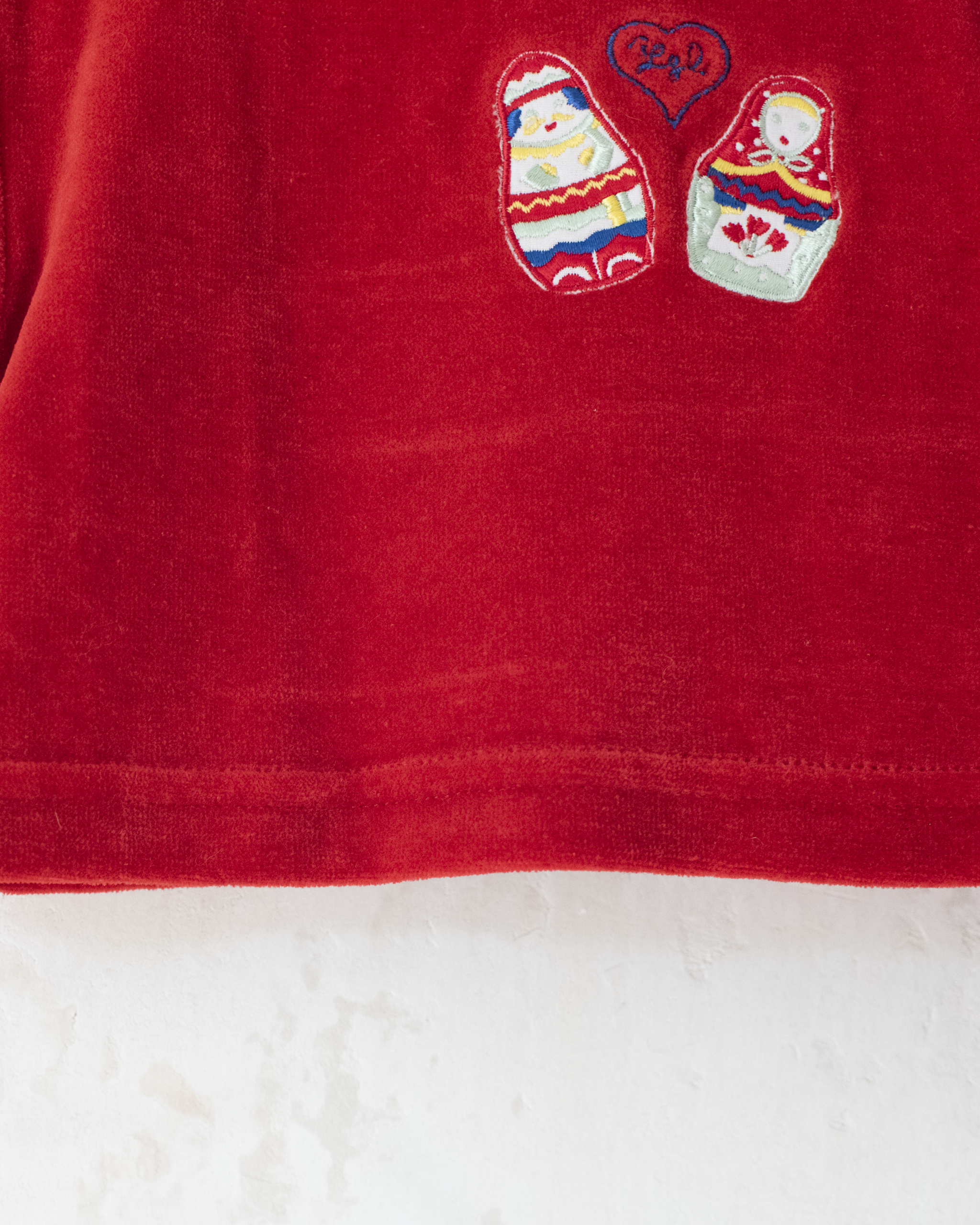 חולצת קטיפה אדומה עם בבושקות מבית איב סאן לורן | 3-6 חודשים