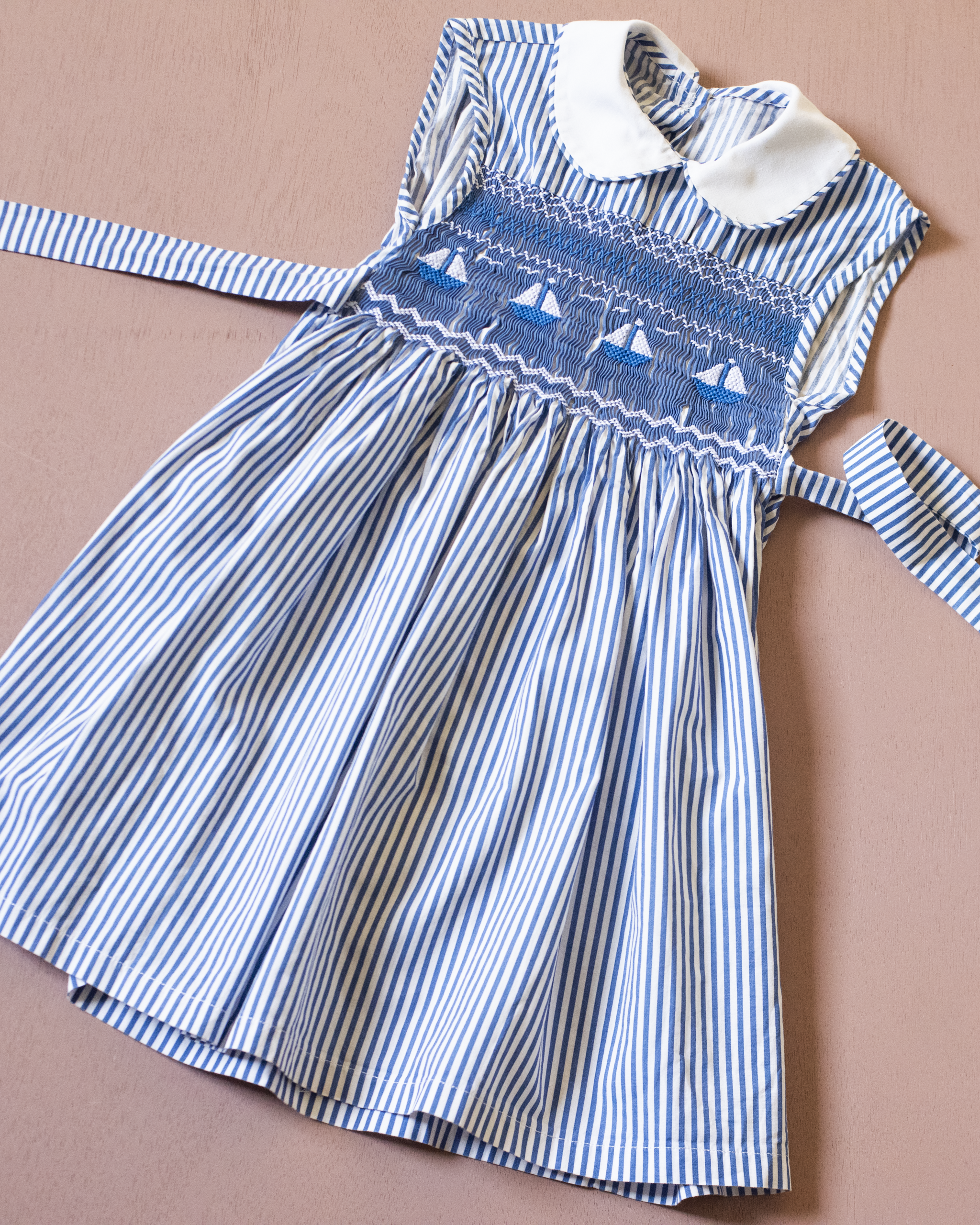 שמלת פסים עם סירות מפרש רקומות | 3-4 שנים