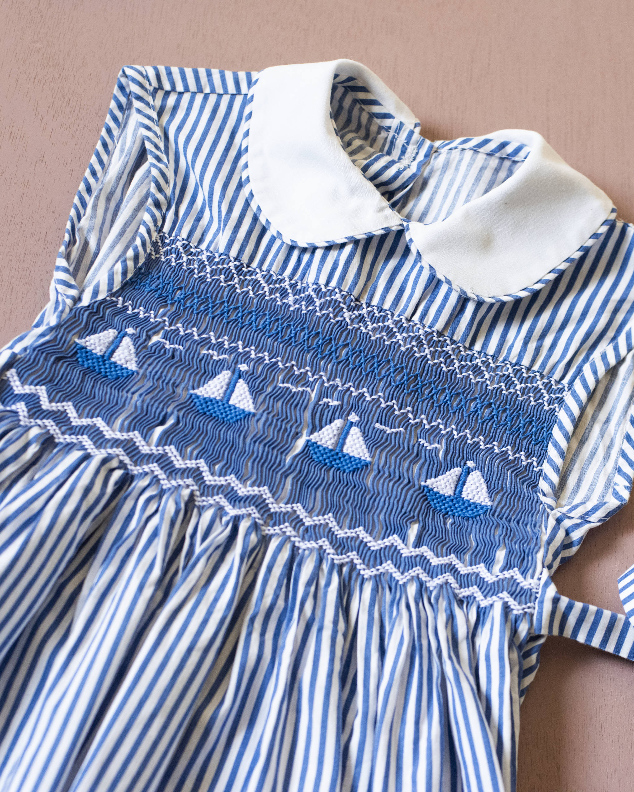 שמלת פסים עם סירות מפרש רקומות | 3-4 שנים