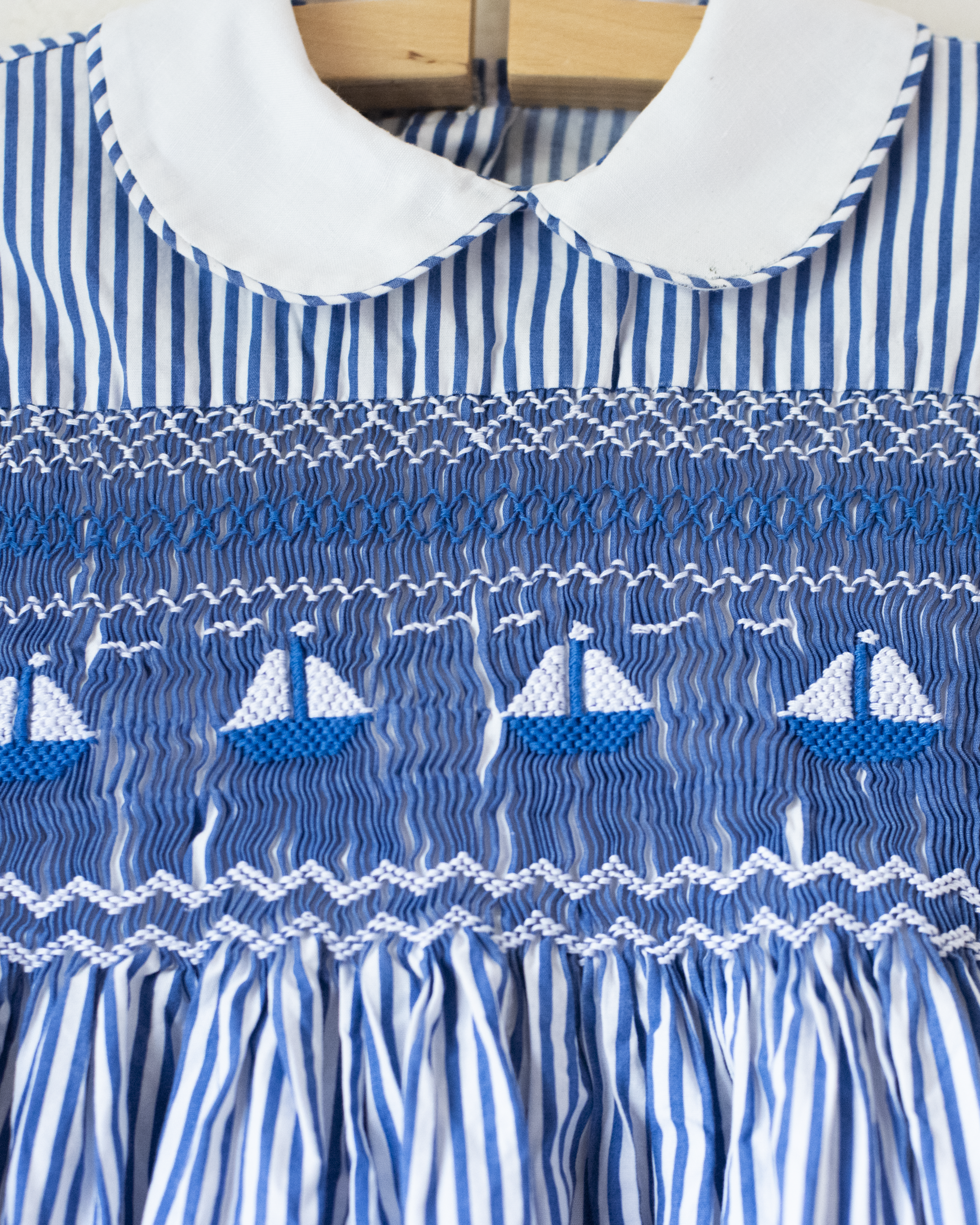 שמלת פסים עם סירות מפרש רקומות | 3-4 שנים