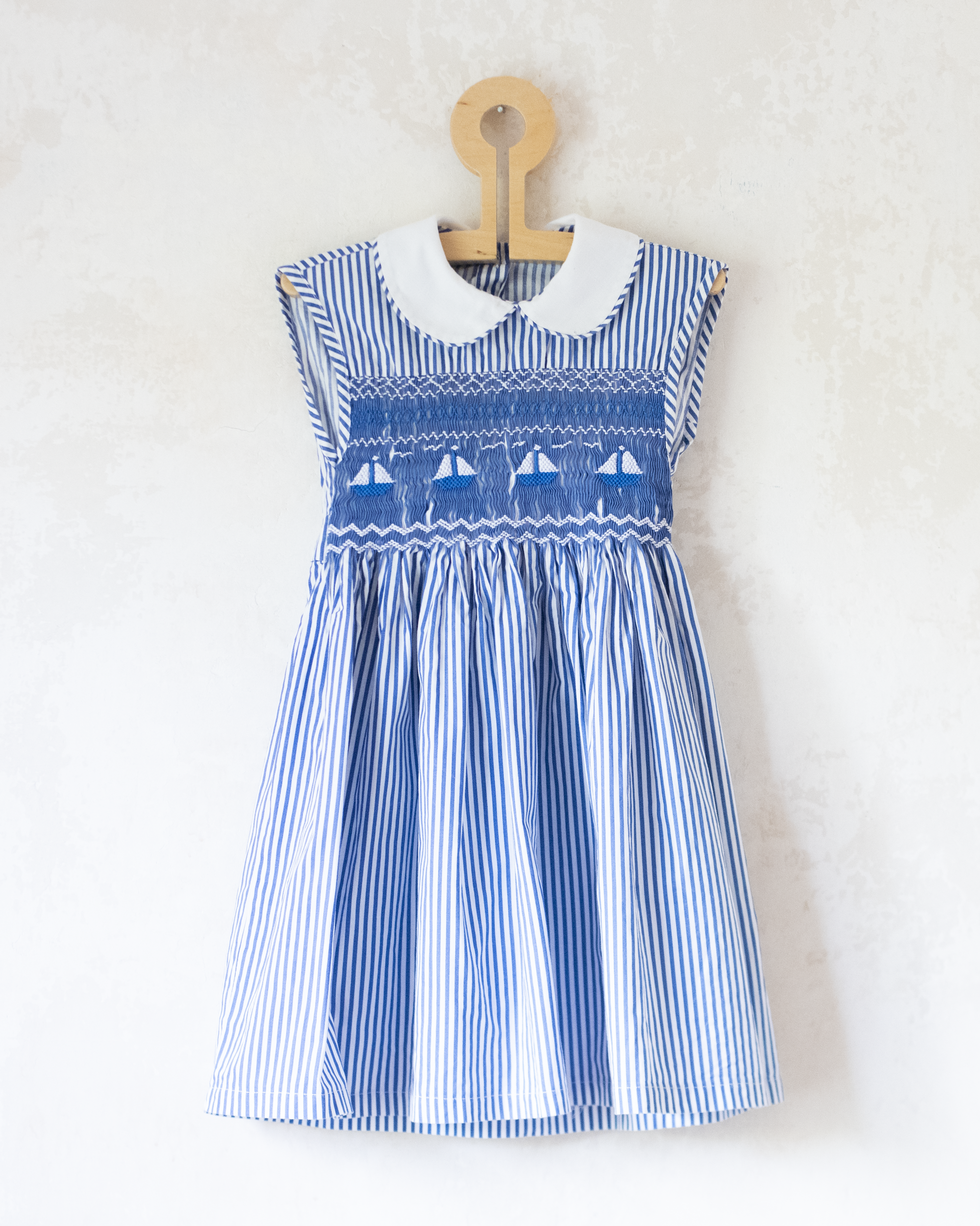 שמלת פסים עם סירות מפרש רקומות | 3-4 שנים